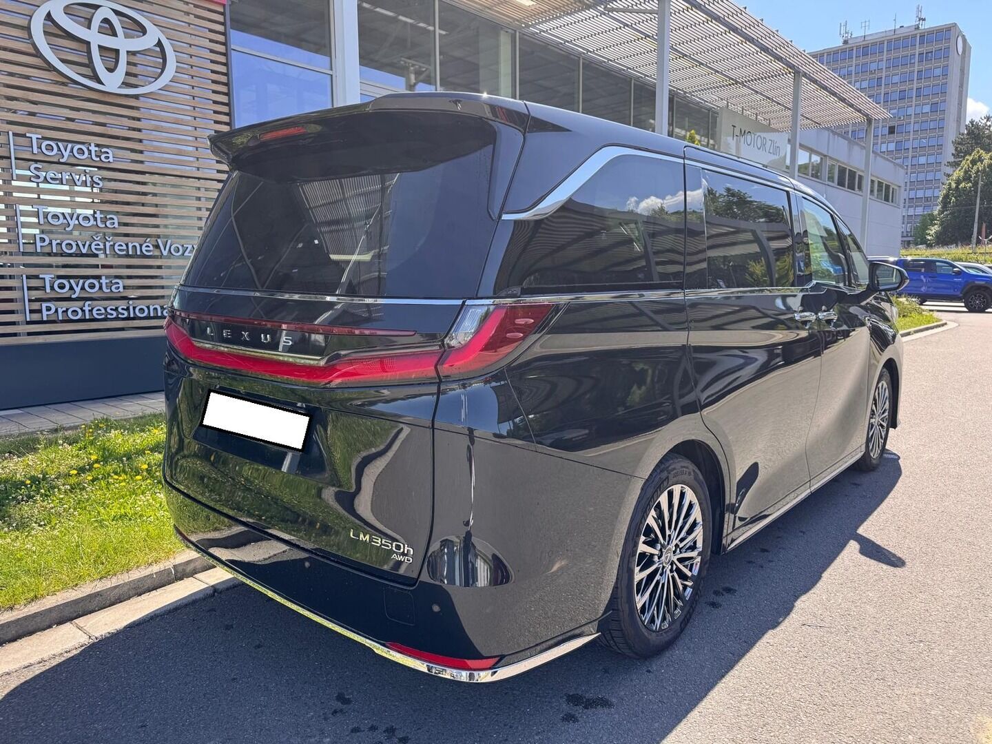 Lexus LM 350h, 2.5 Luxury VIP - fotka 3