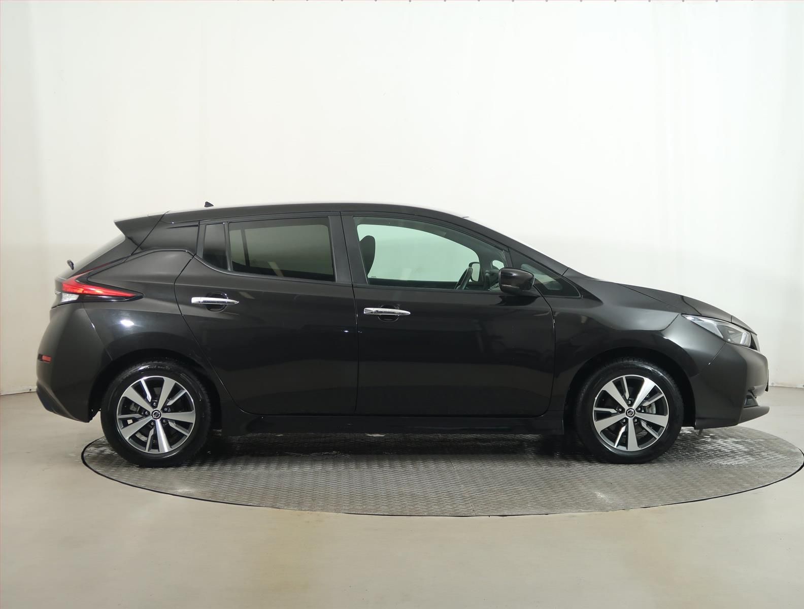 Nissan LEAF, 40 kWh, SoH 94%, Automat - fotka 6