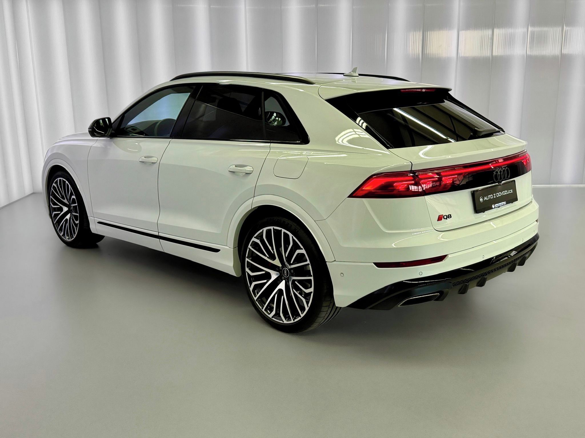 Audi Q8, 60TFSI e QUATTRO, MASÁŽE, B&O - fotka 5