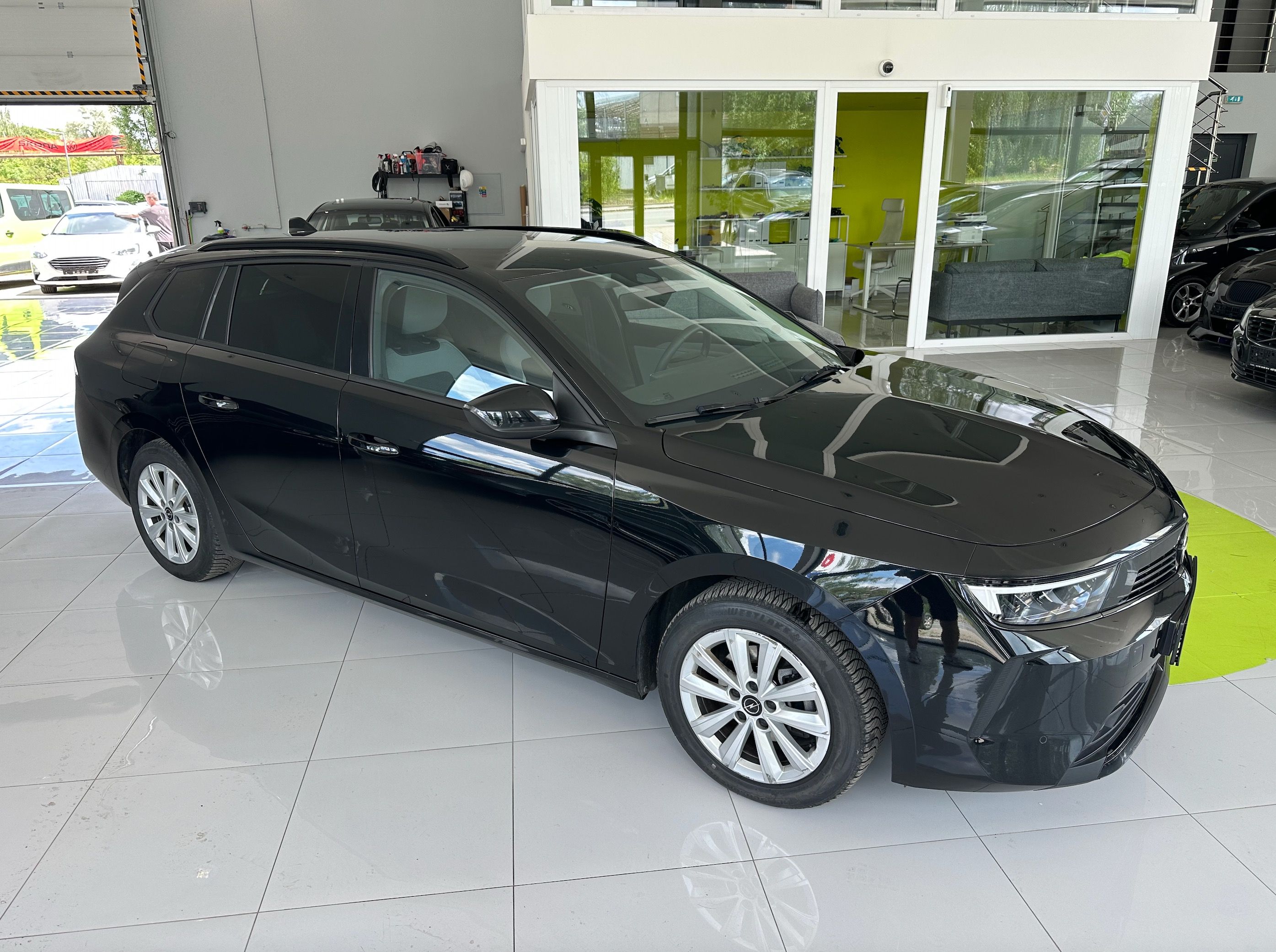 Opel Astra, L Sports Tourer 1.2 benzin - fotka 5