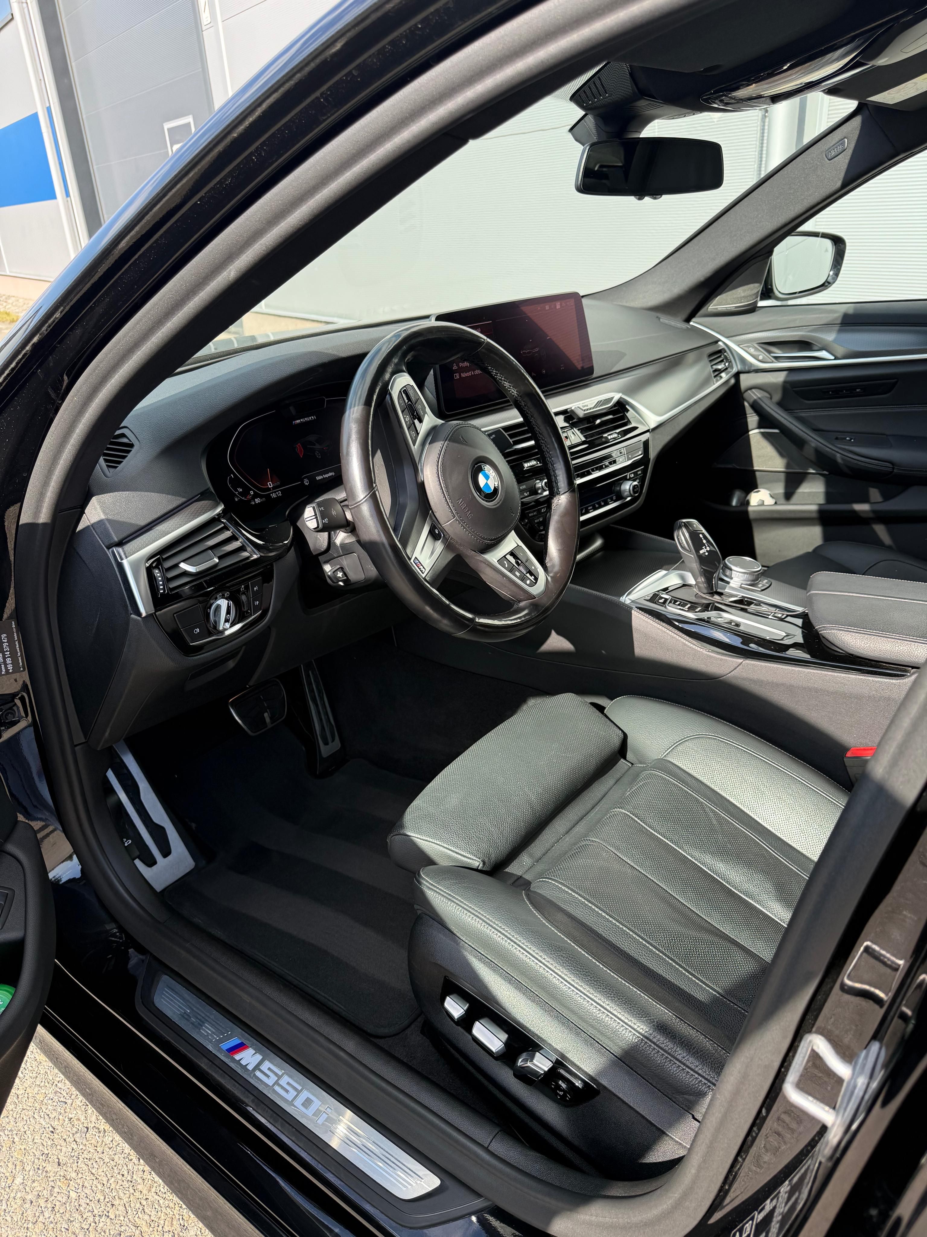 BMW Řada 5, M550I 4.4. V8 390KW - fotka 6