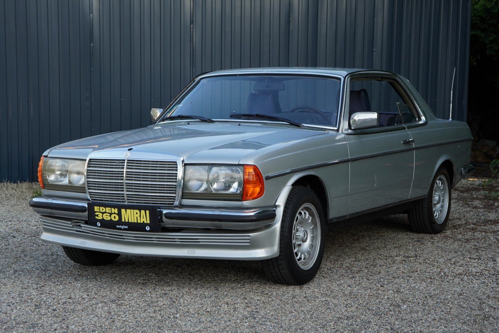 Mercedes-Benz 123, 230 CE - fotka 2