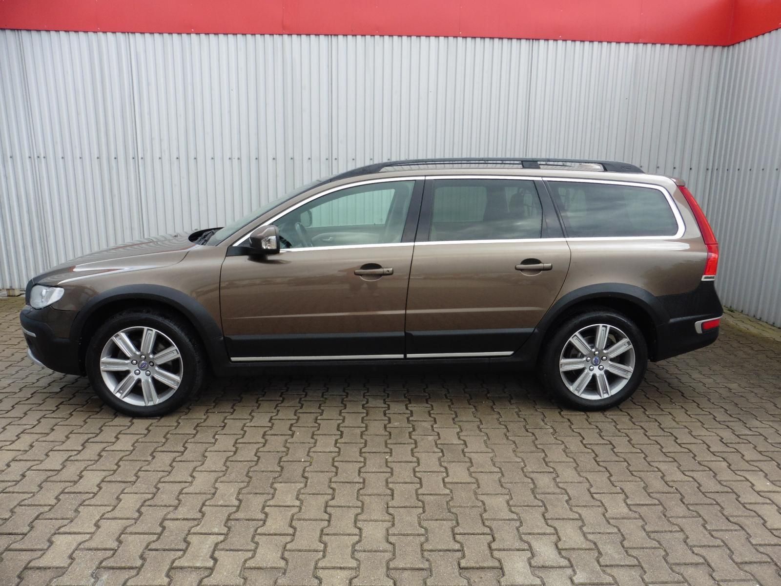 Volvo XC70, 2,4 D5 Summum AWD A/T 162kW - fotka 6