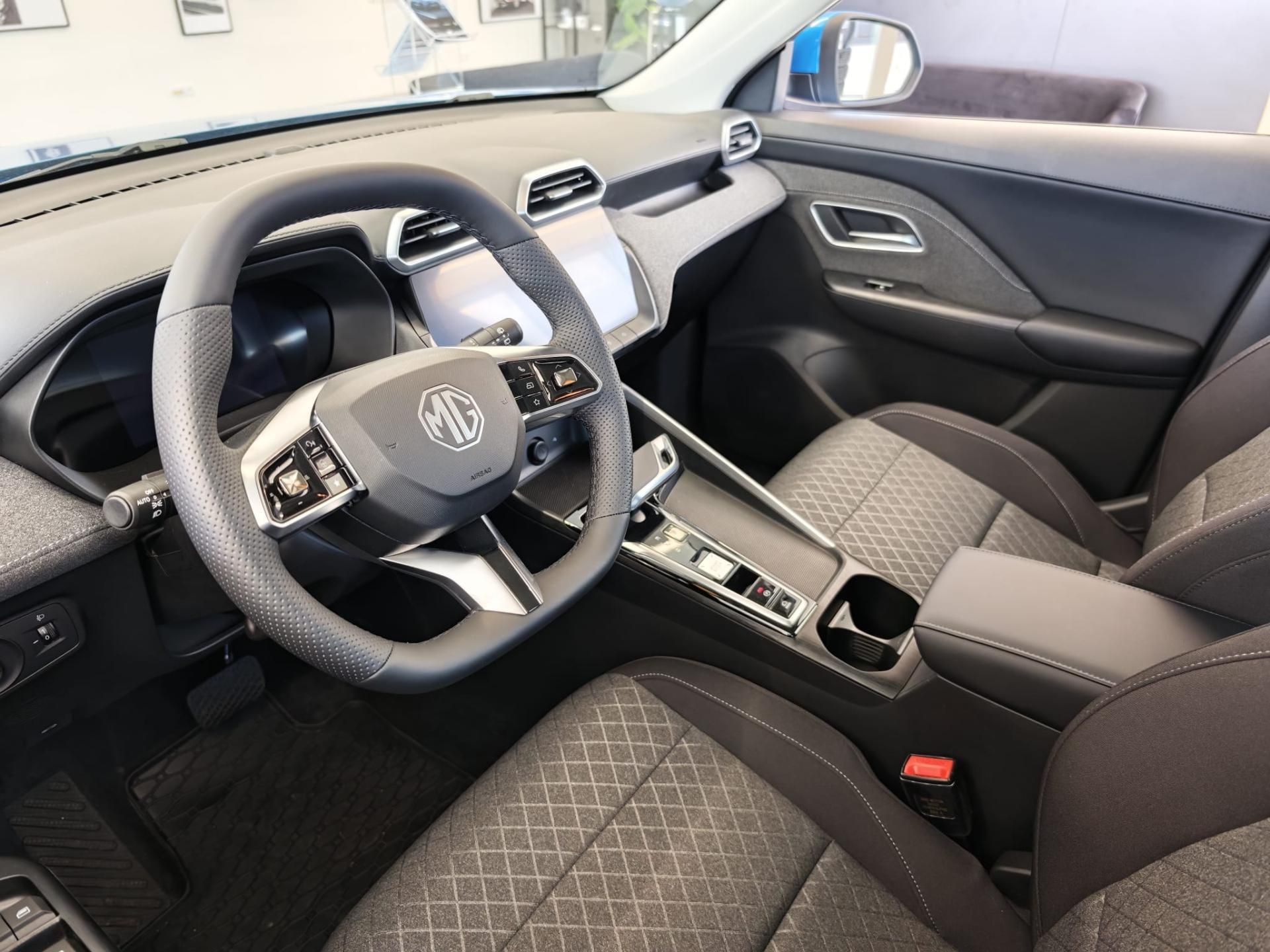 MG ZS, HEV ESSENTIAL Diamond RED - fotka 4