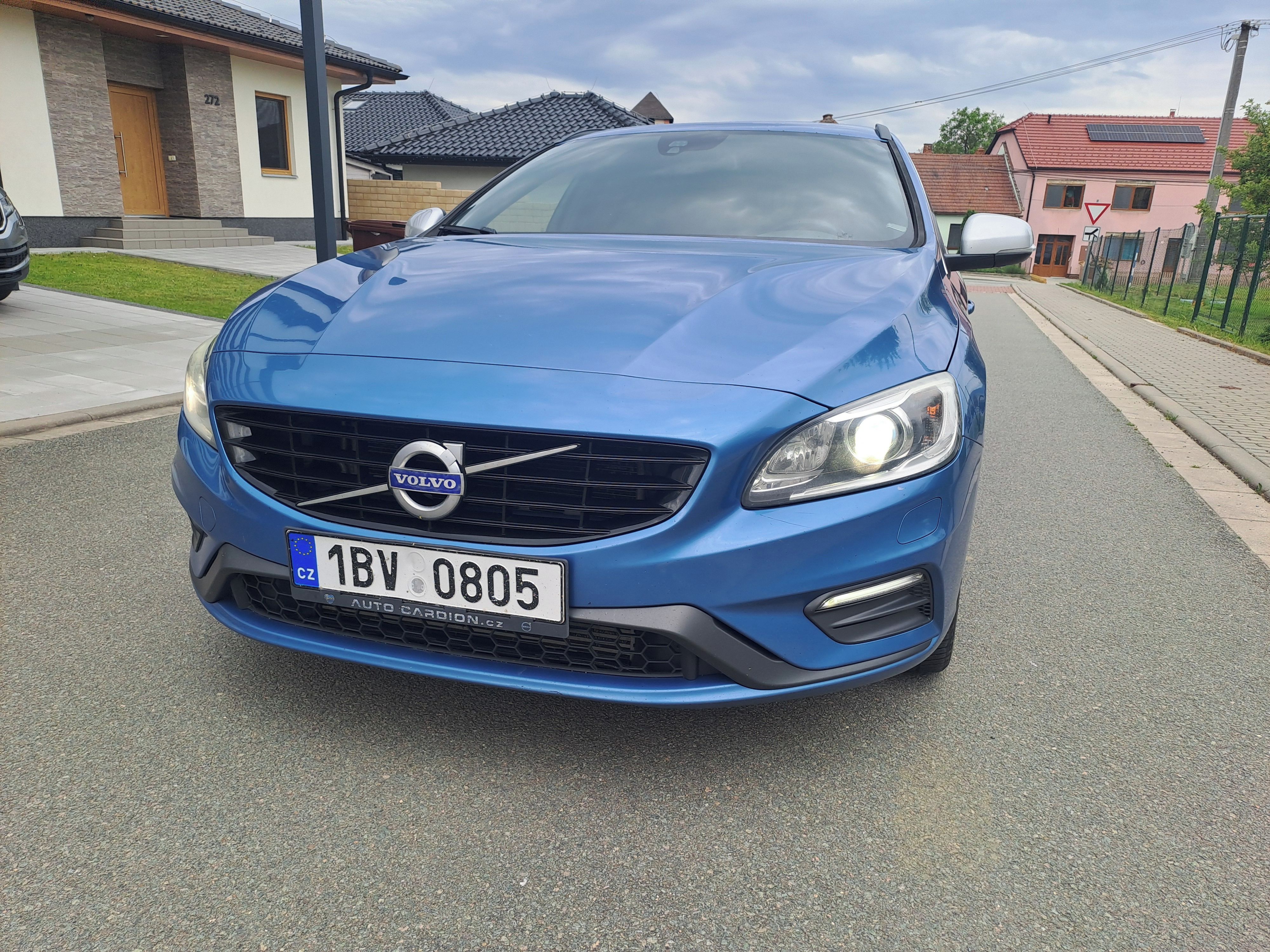 Volvo V60, 147KW,R-DESIGN,POLESTAR! - fotka 4