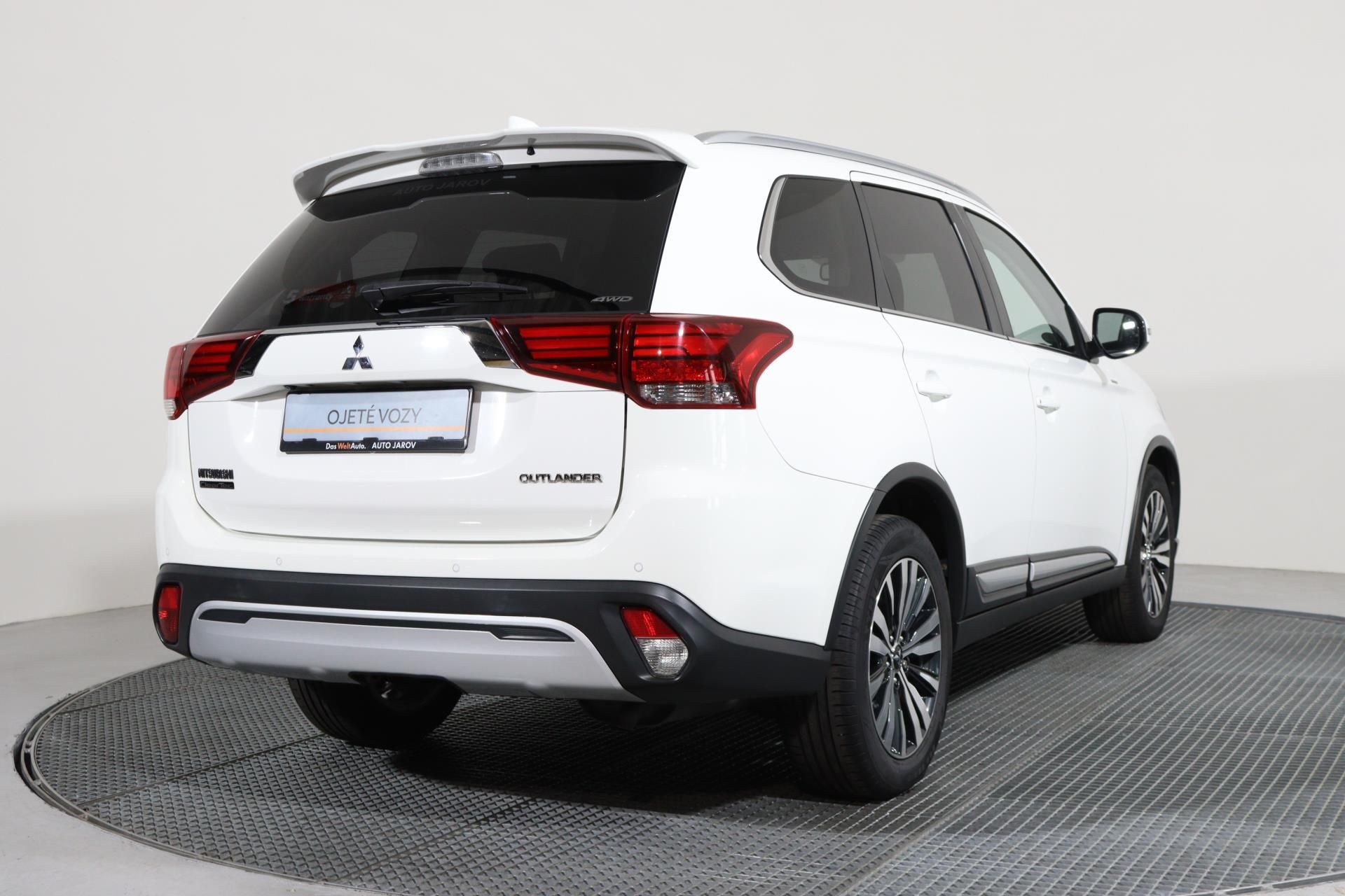 Mitsubishi Outlander, 2,0i 4x4 7 míst/ TAŽNÉ Z.,LED - fotka 2