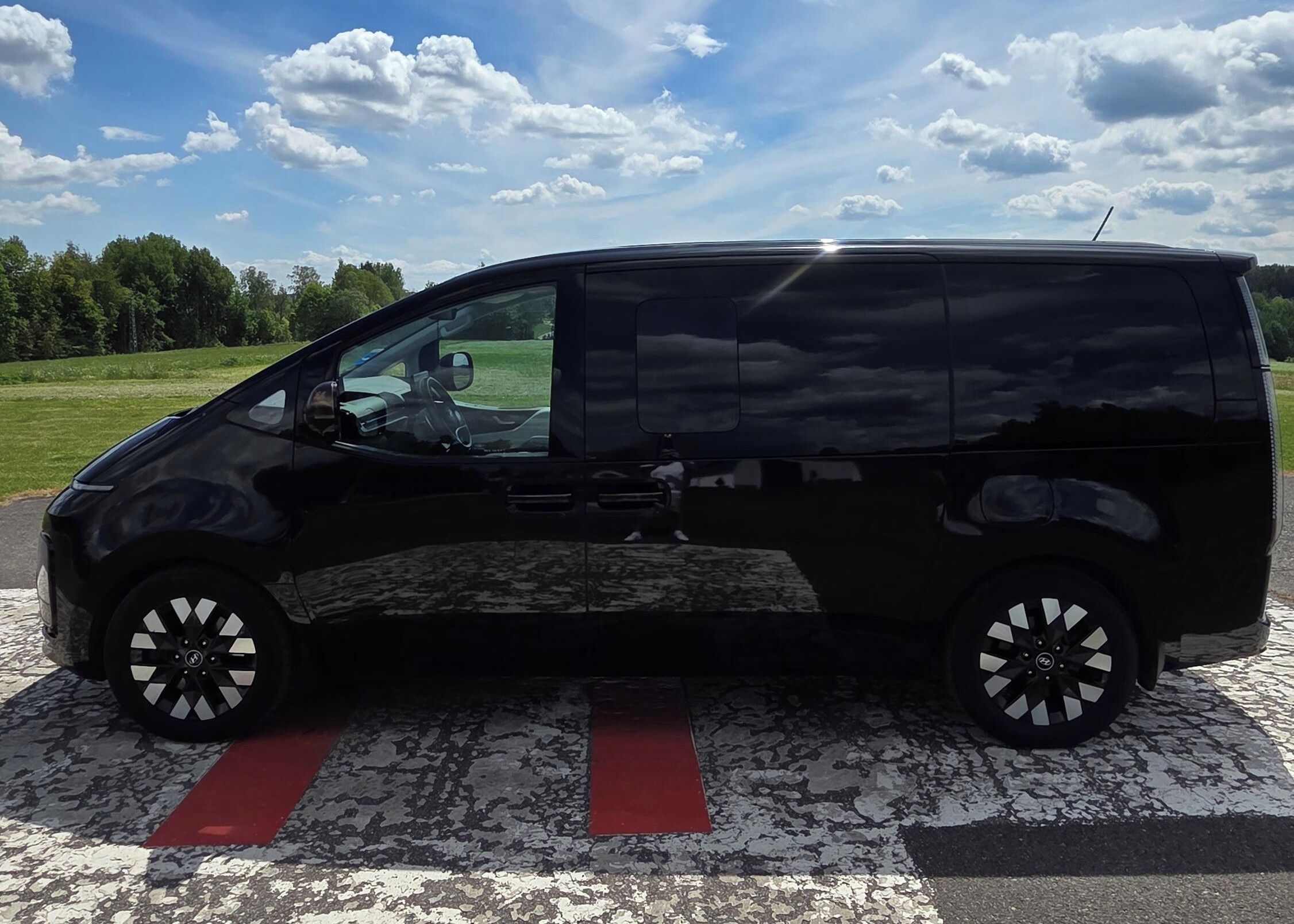Hyundai Staria, Luxury 4x4 - fotka 2