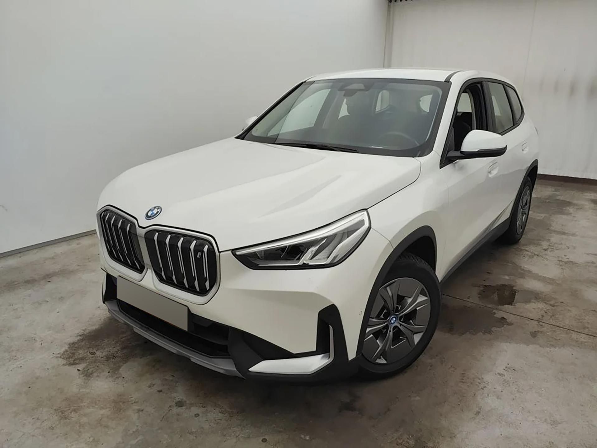 BMW iX1, xDrive30 - fotka 4