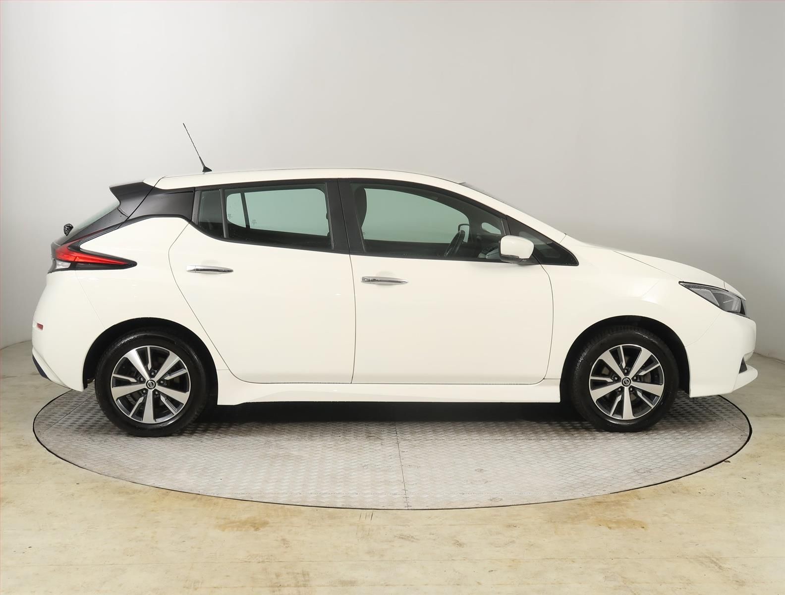 Nissan LEAF, 40 kWh, Automat, Kůže - fotka 6