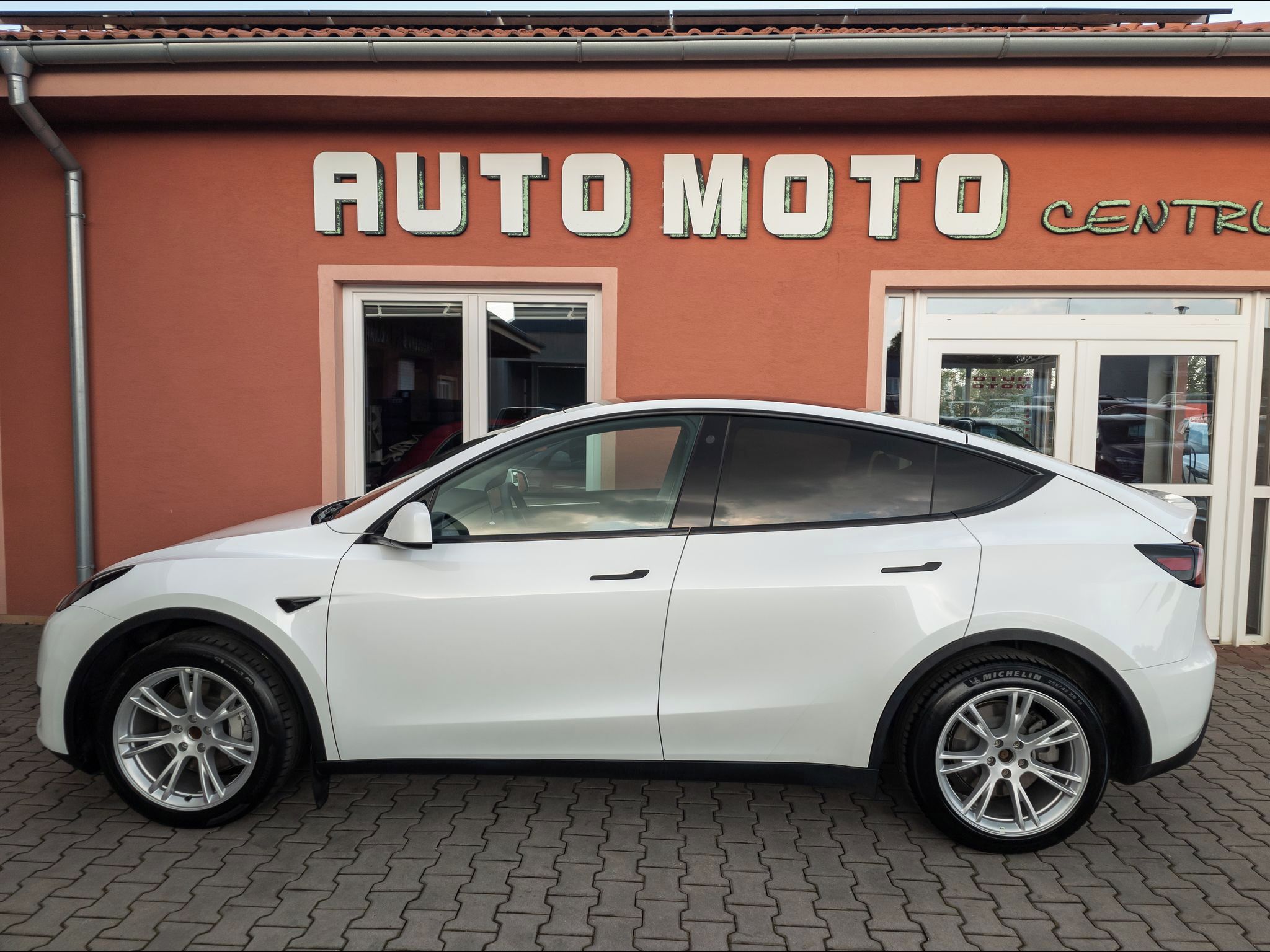 Tesla Model Y, Standard Plus RWD 220kW SOH 95 - fotka 4