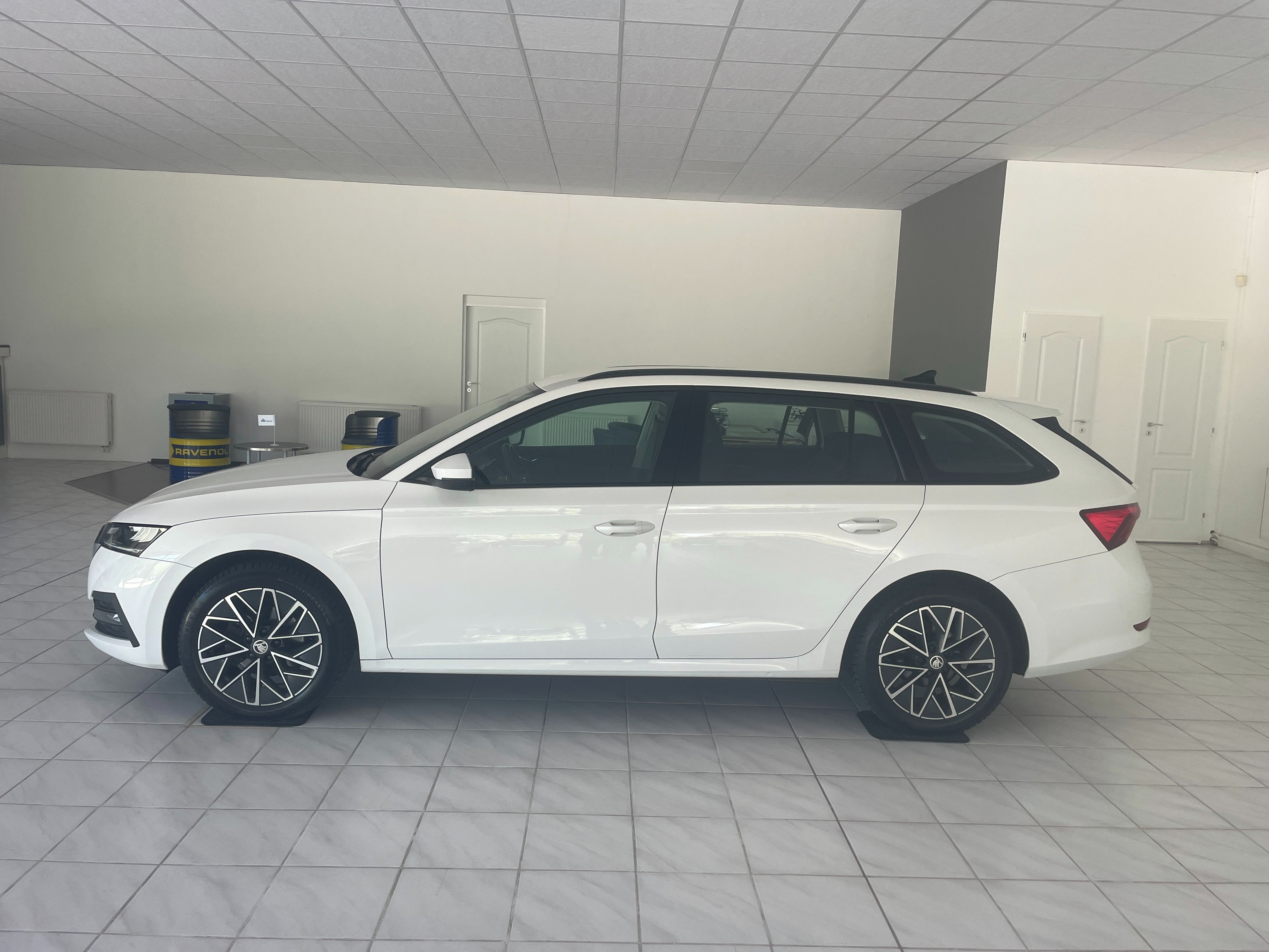 Škoda Octavia, 2.0 TDI Ambition DSG kombi - fotka 3