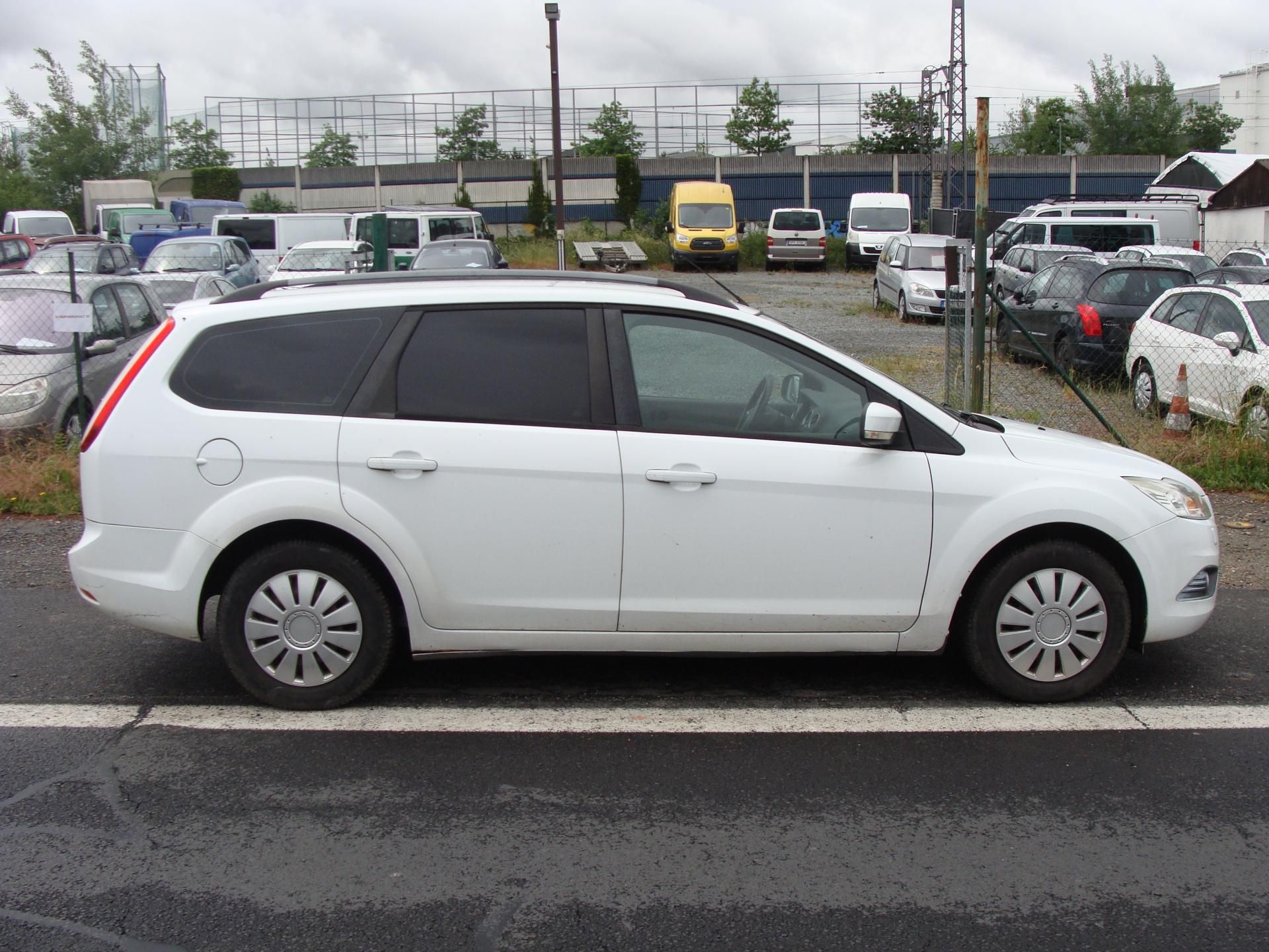 Ford Focus, 1.6i, 74 kW, klimatizace - fotka 6