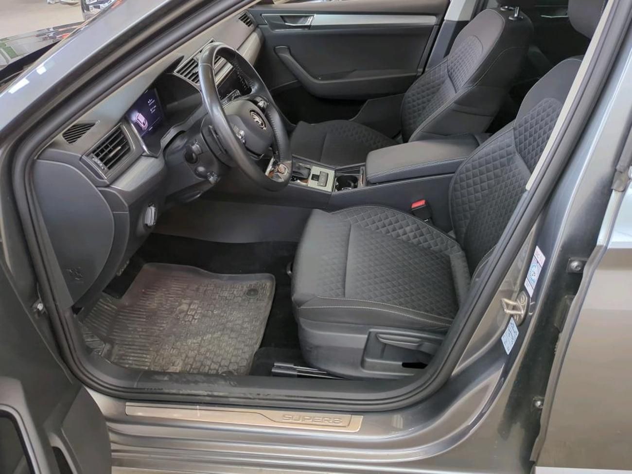 Škoda Superb, Combi 2,0TDi DSG 110kw 17ALU - fotka 6