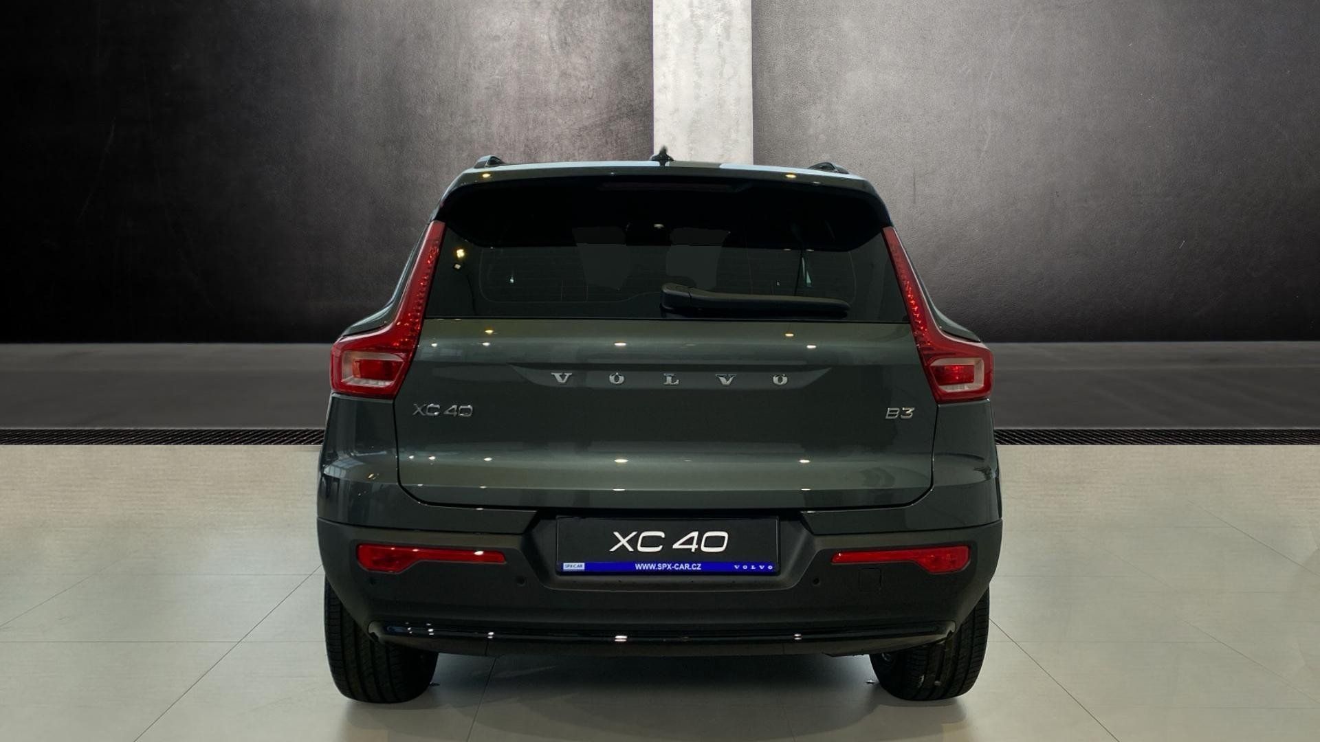 Volvo XC40, PLUS DARK, B4 FWD, 145+10 kW / - fotka 5