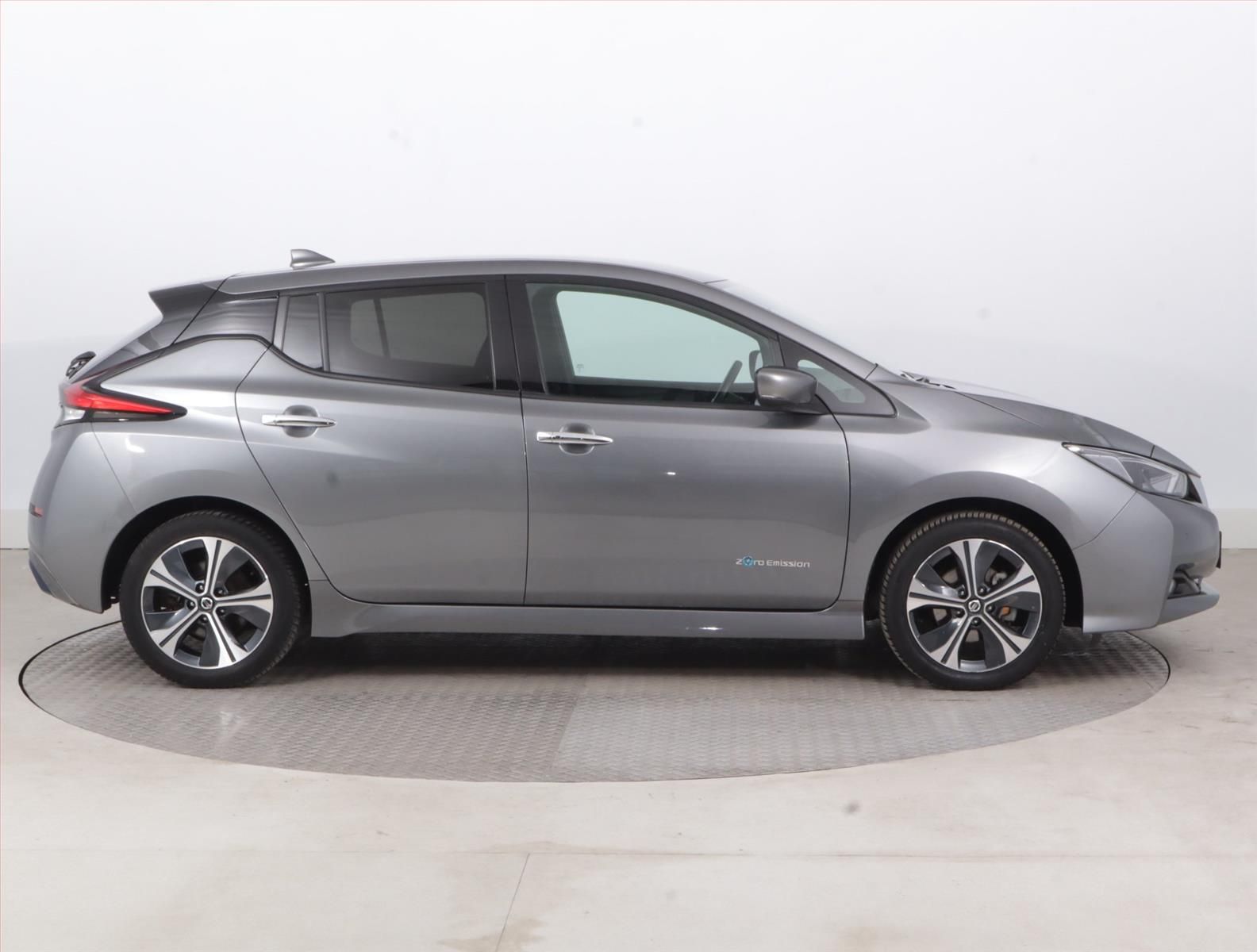 Nissan LEAF, 40 kWh, SoH 89%, Automat - fotka 6