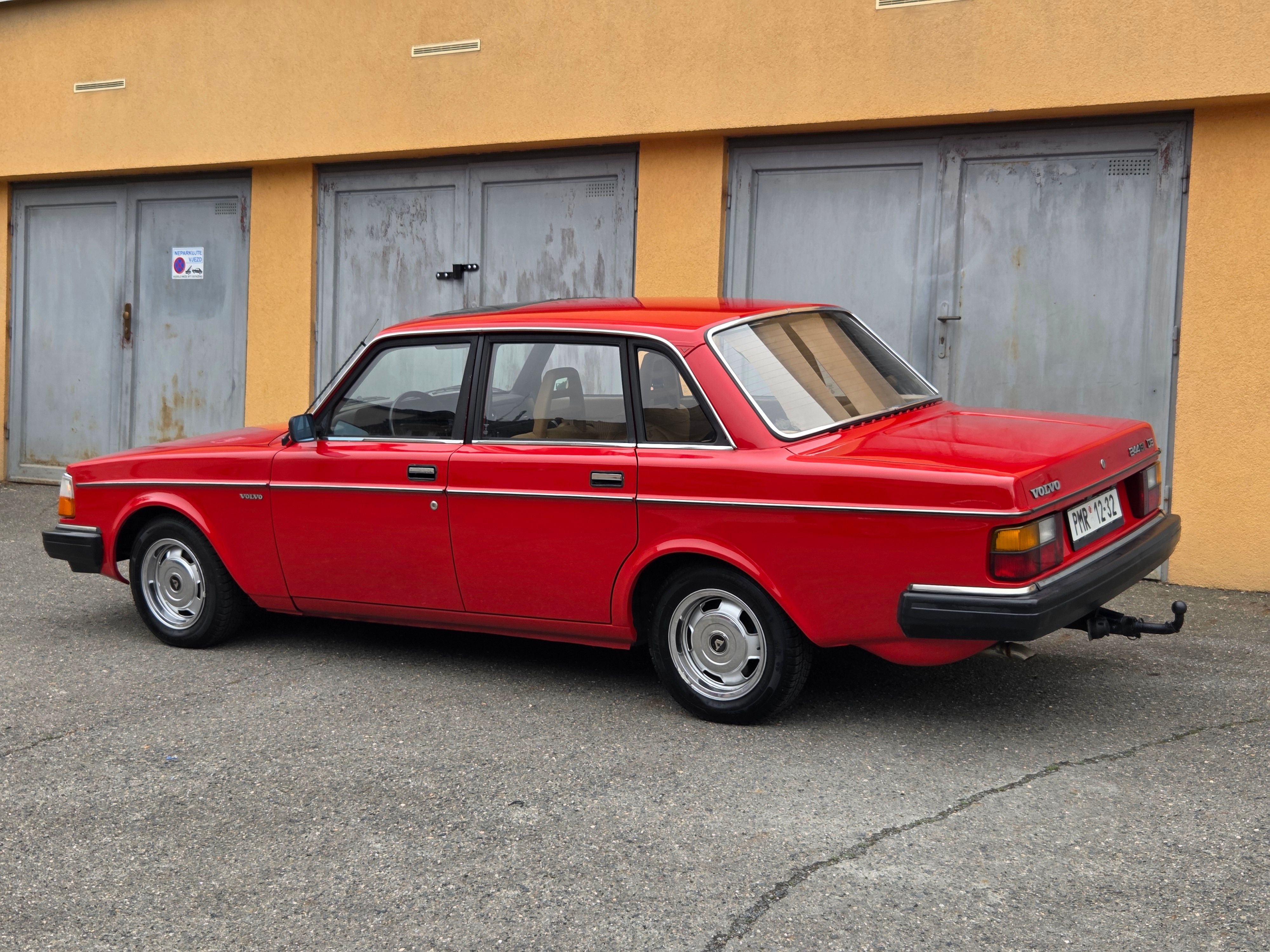 Volvo 240, 2.4 D6 Top Karoserie a lak - fotka 5