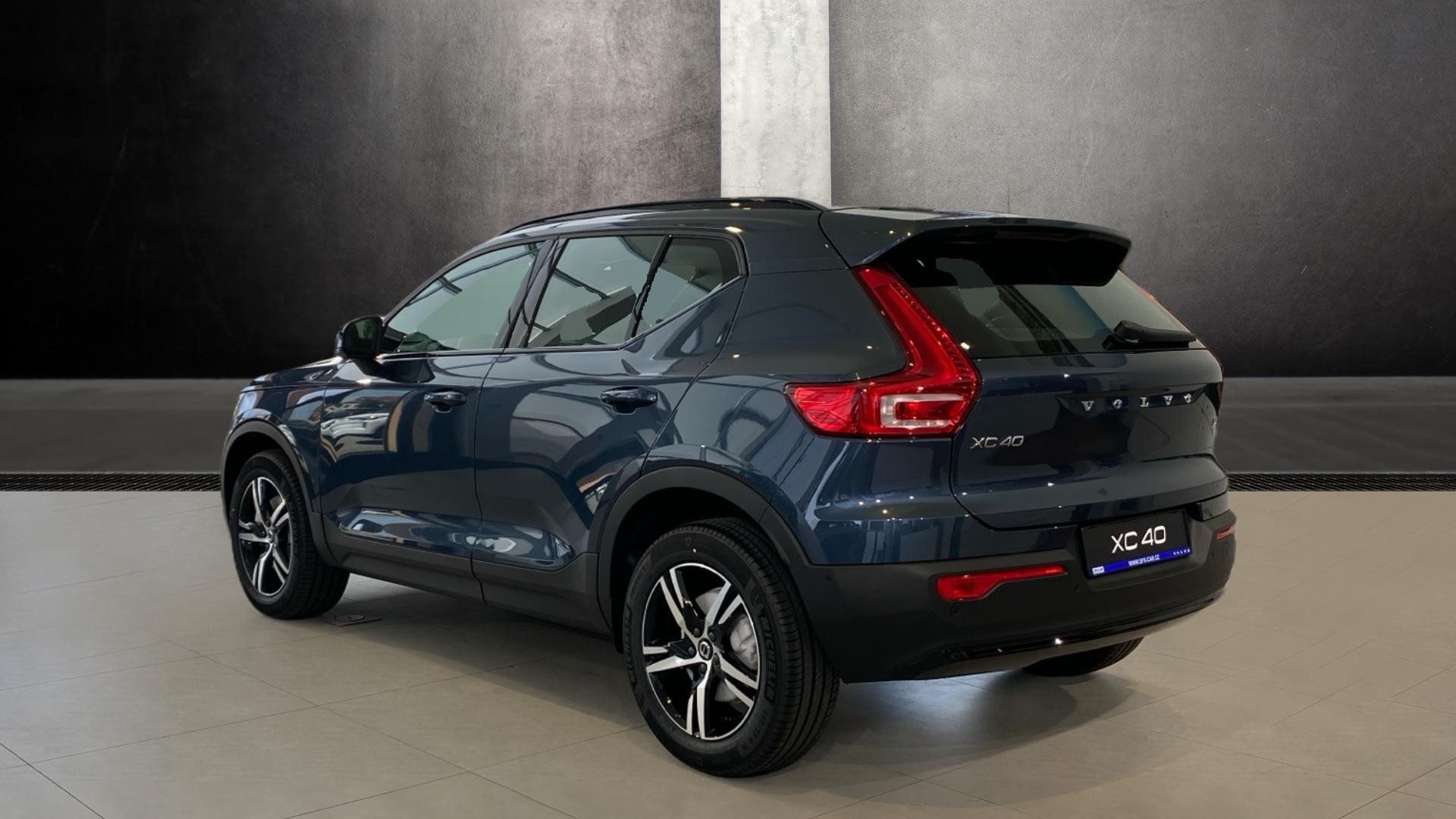 Volvo XC40, PLUS DARK, B4 FWD, 145+10 kW / - fotka 5