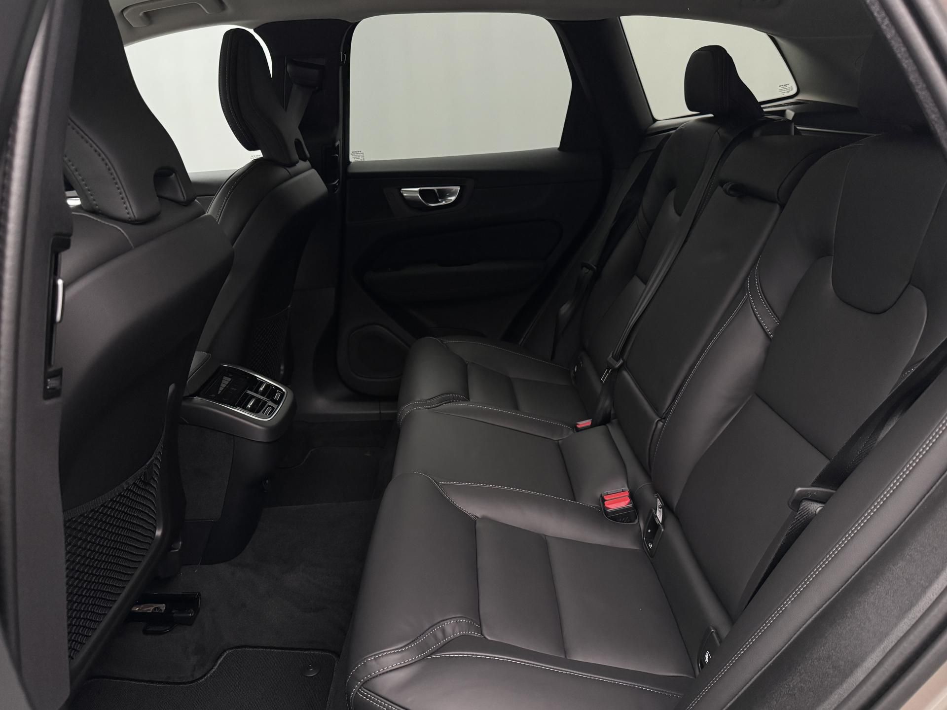 Volvo XC60, B5 AWD AUT DARK ULTRA - fotka 6