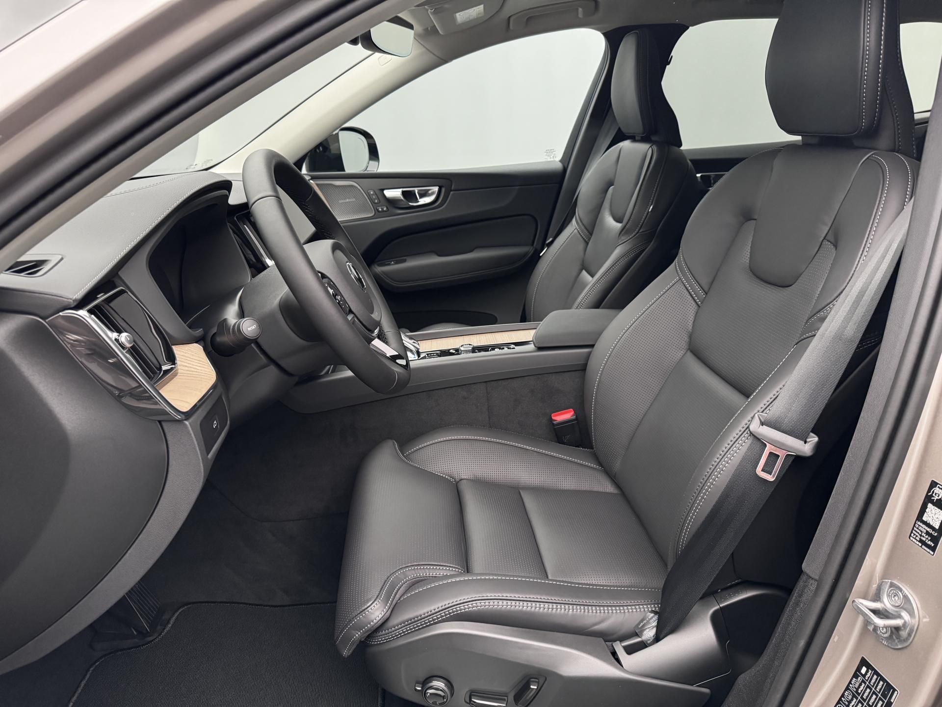 Volvo XC60, B5 AWD AUT DARK ULTRA - fotka 3