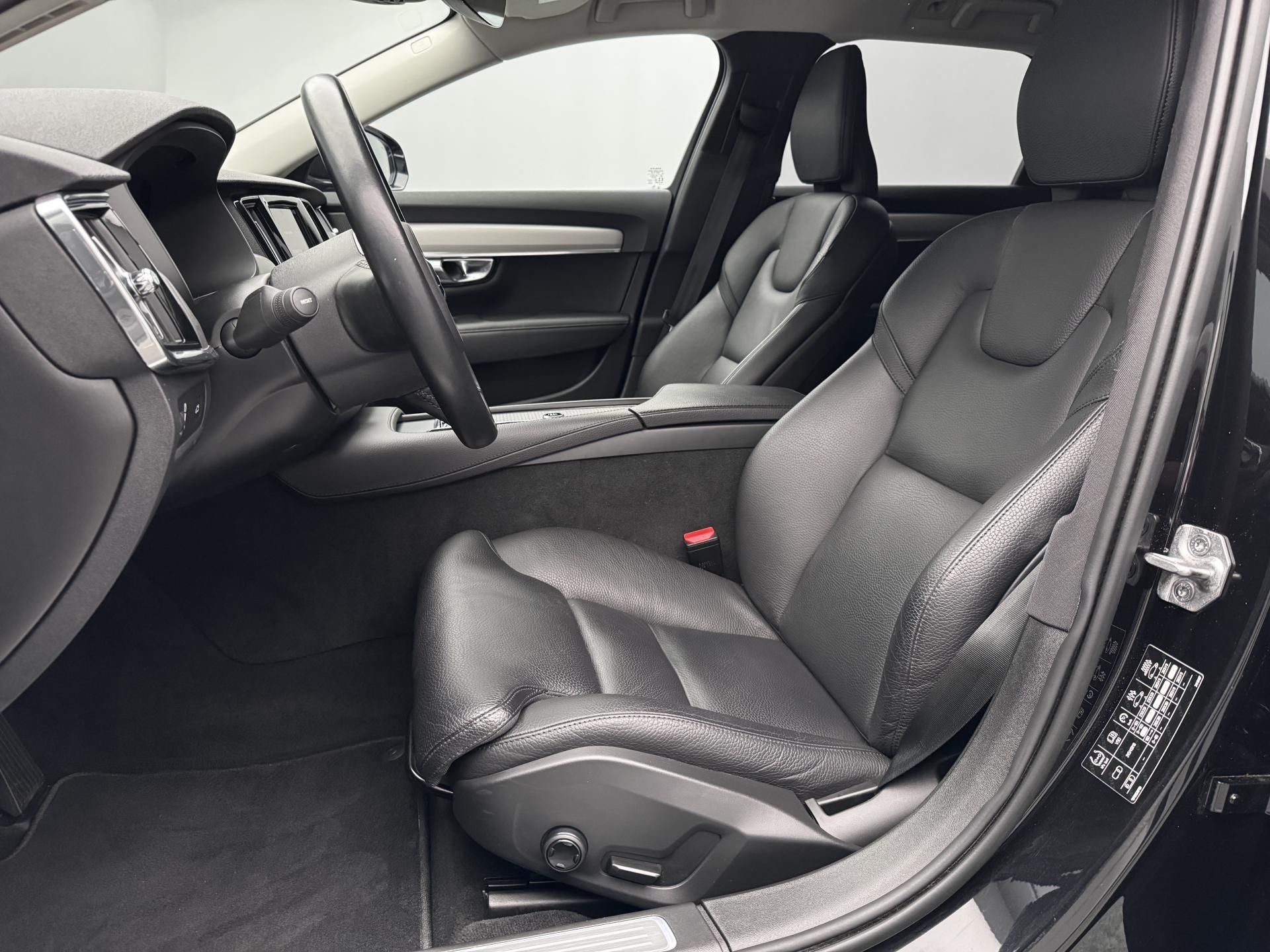 Volvo V90, B4 MOMENTUM AUT 1.maj - fotka 4