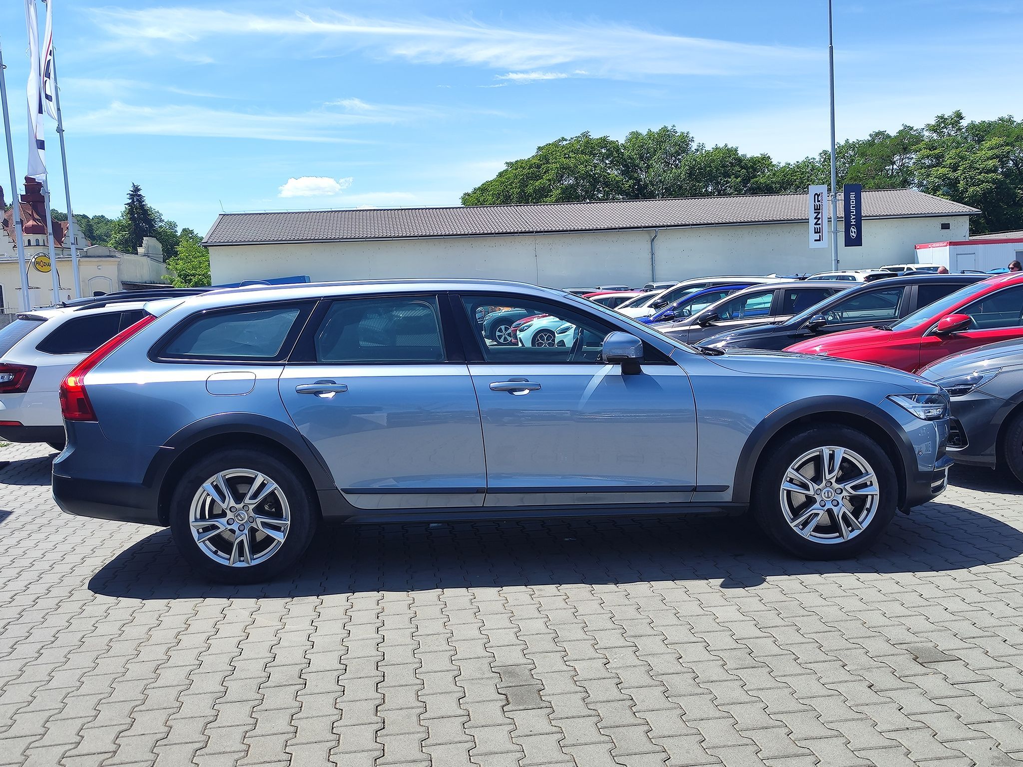 Volvo V90, D4 2.0/140kW Momentum AT - fotka 4