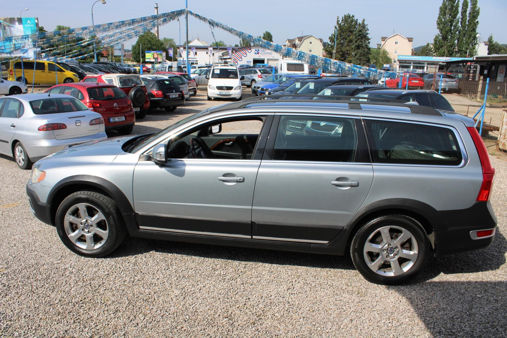 Volvo XC70, 2,4d D5 XENONY KŮŽE KLIMA ALU - fotka 4