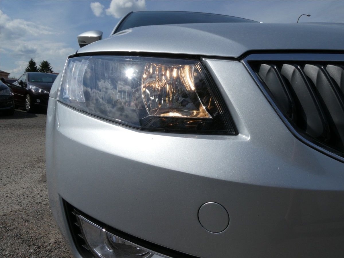 Škoda Octavia, 1,6 TDI 81kW Style auto klima - fotka 5