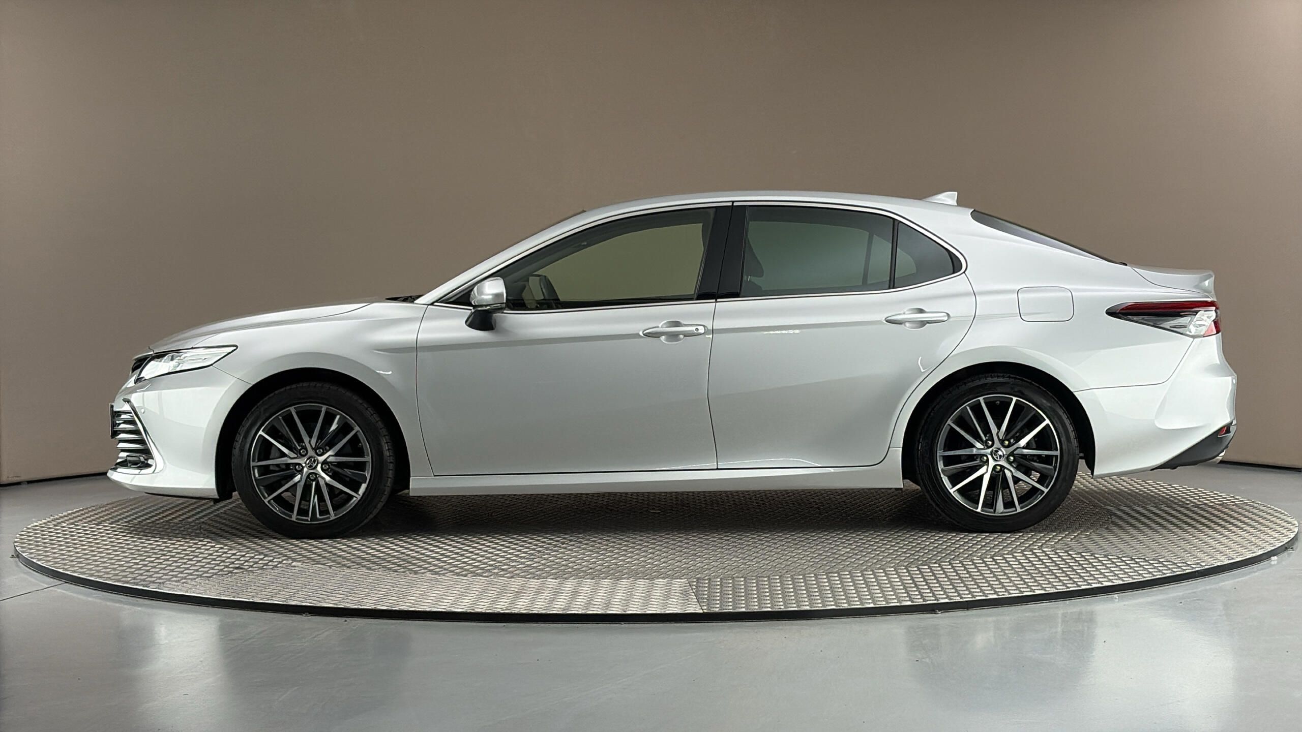 Toyota Camry, 2.5 Hybrid AUT Executive - fotka 4