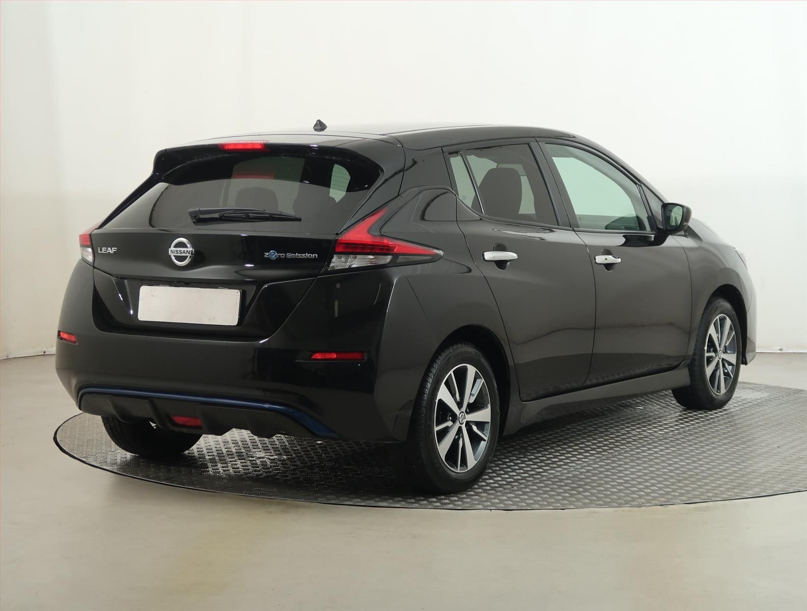 Nissan LEAF, 40 kWh, SoH 94%, Automat - fotka 5
