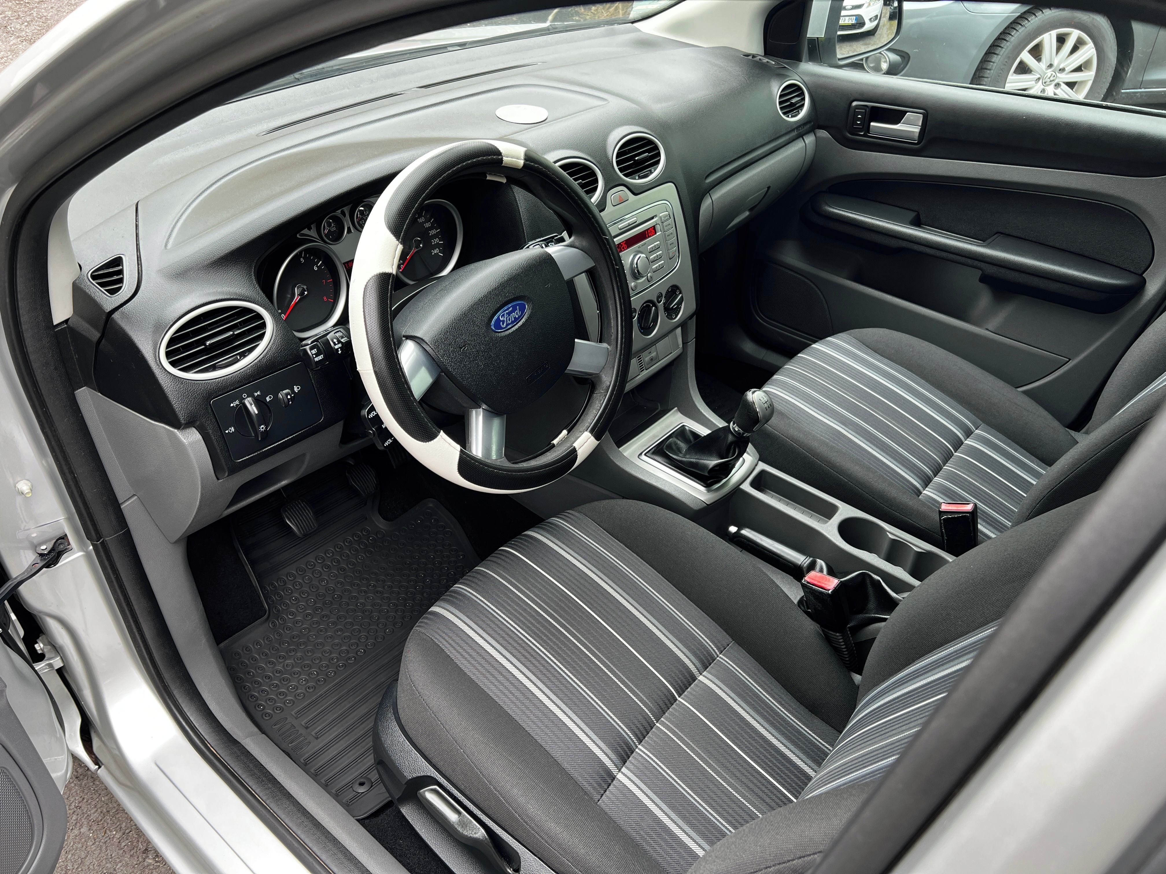 Ford Focus, Combi, 1,6i 74 Kw, klima - fotka 6