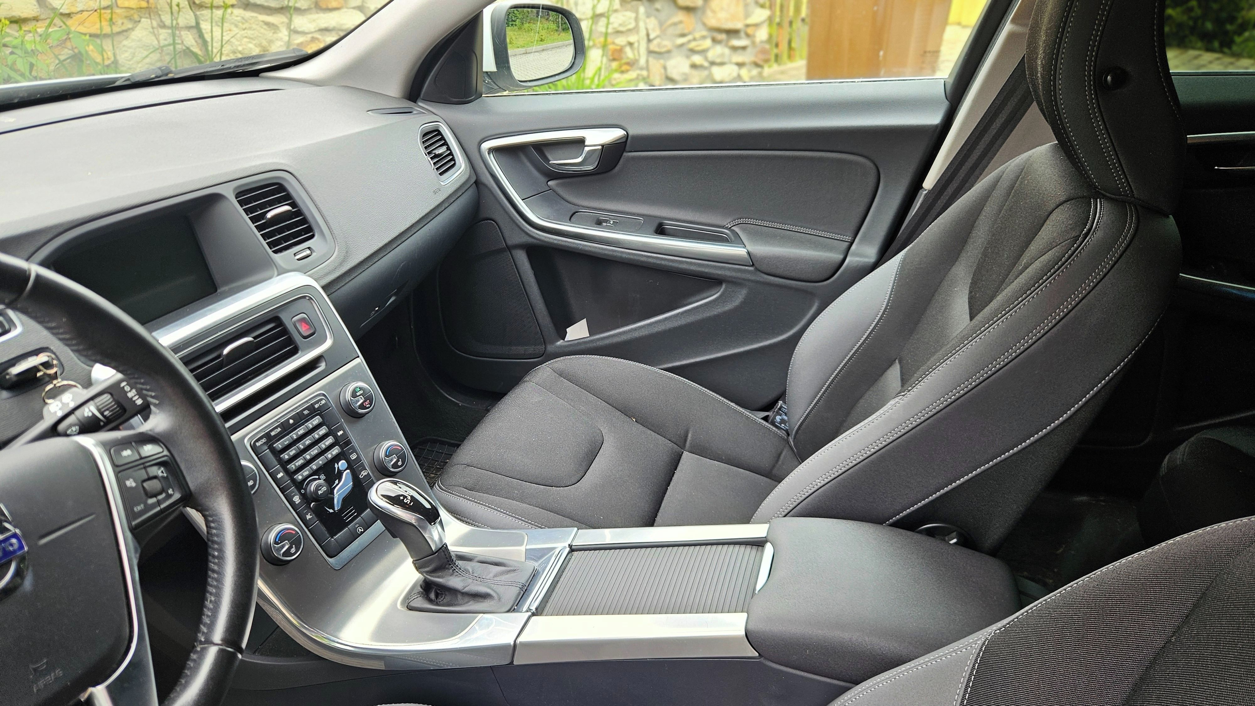 Volvo V60, 2D, tažné, automat - fotka 5