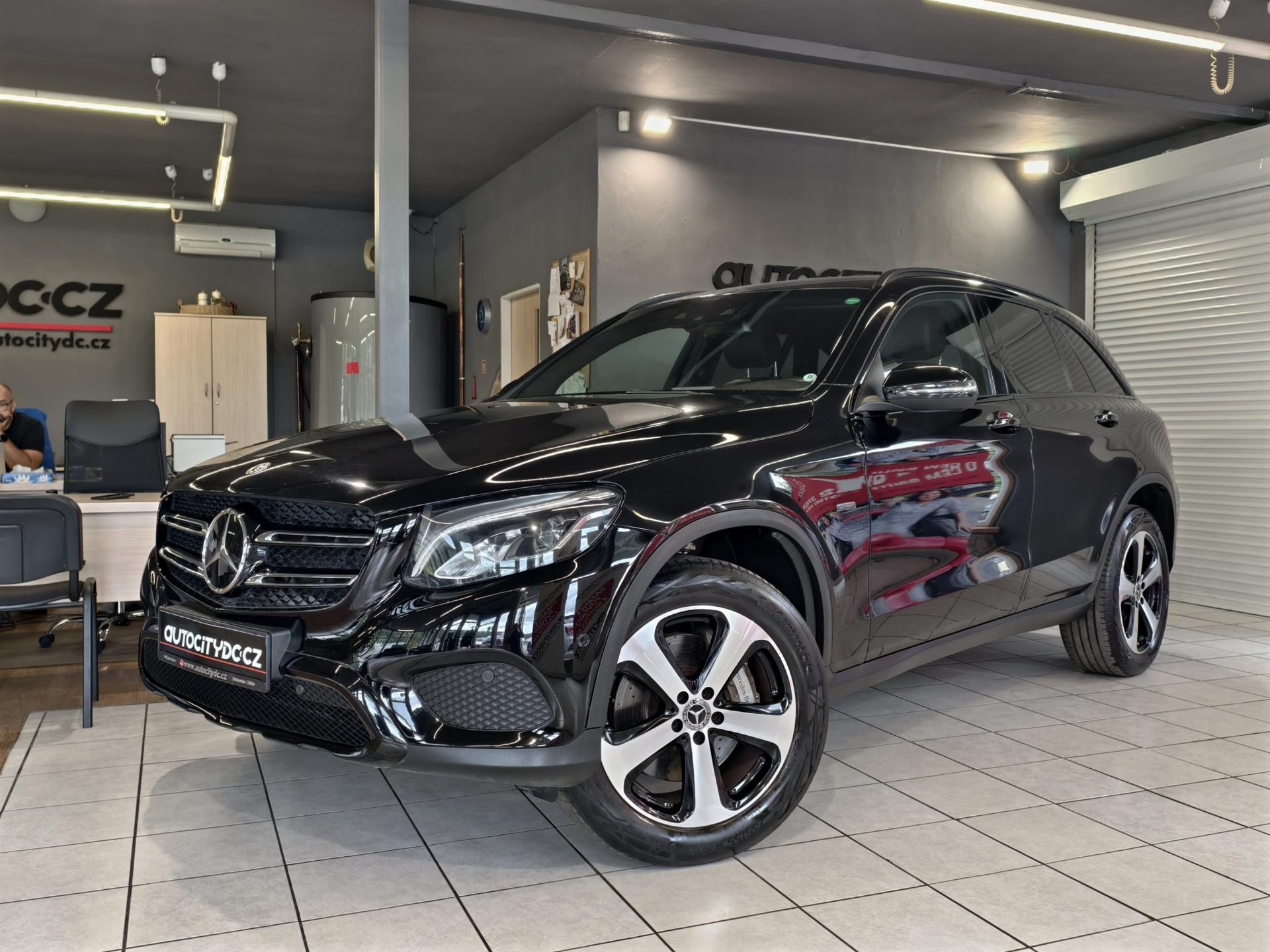 Mercedes-Benz GLC, 350e 235kW 4MATIC Plug-In, DPH - fotka 3