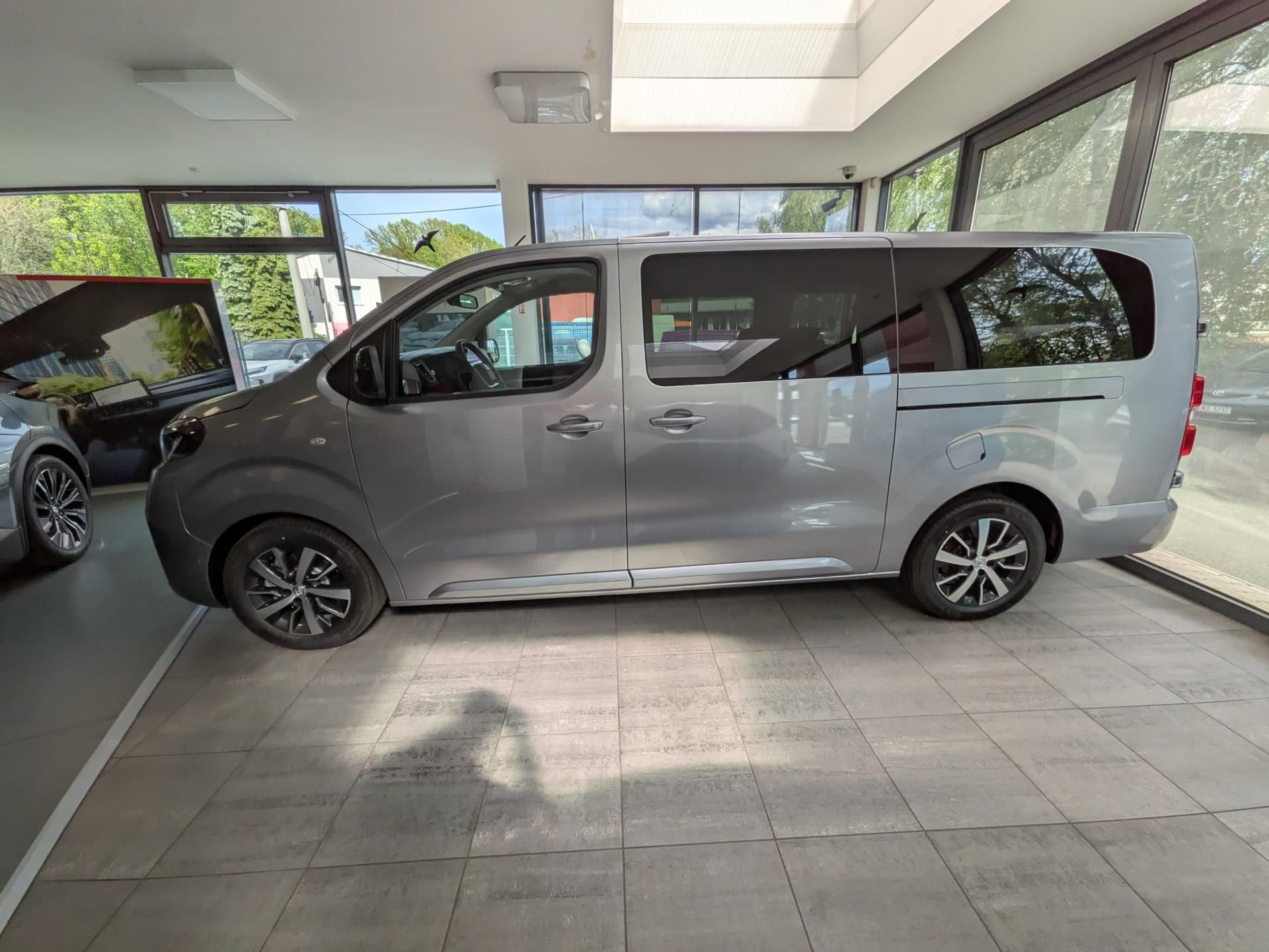 Toyota Proace Verso, 2.2L Business Comfort, 180K - fotka 3