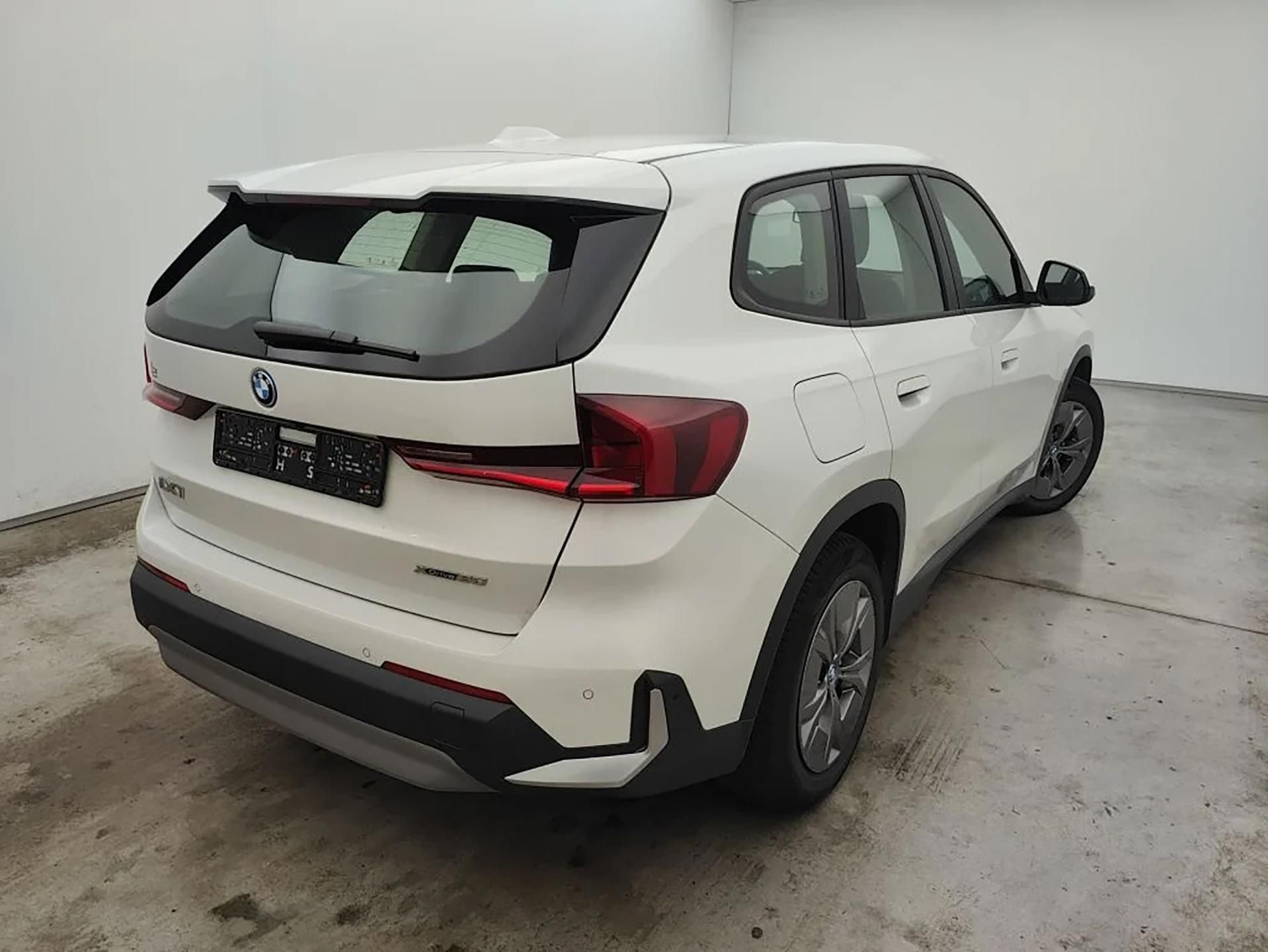 BMW iX1, xDrive30 - fotka 2