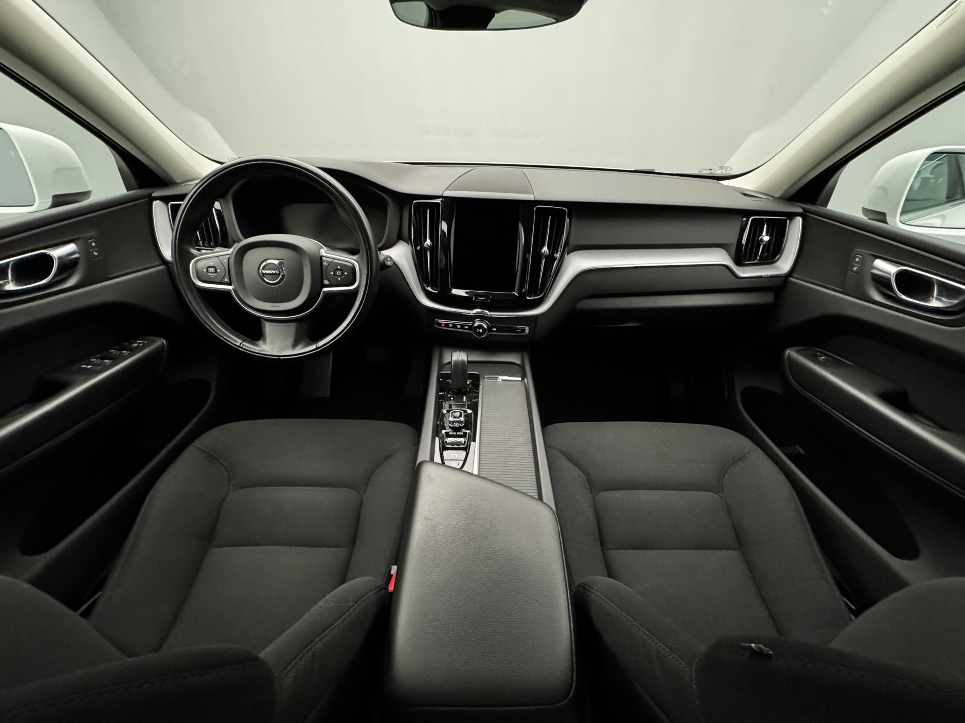 Volvo XC60, B4 AWD MOMENTUM AUT CZ - fotka 2