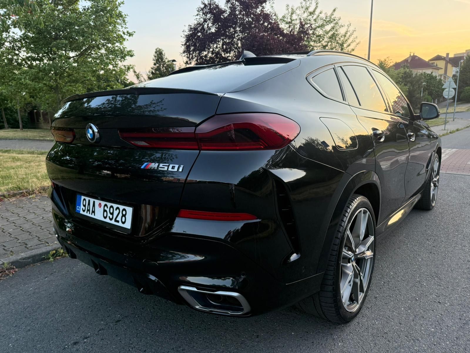 BMW X6, Prodám BMW X6 M50i boh. výbava - fotka 4
