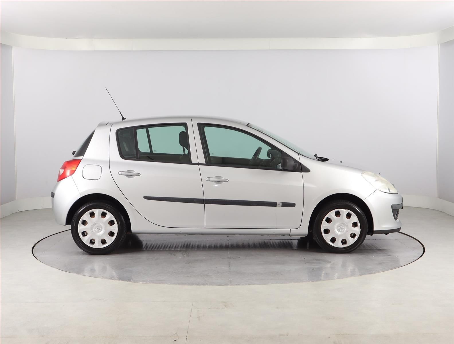 Renault Clio, 1.2 16V , oblíbený vůz - fotka 6