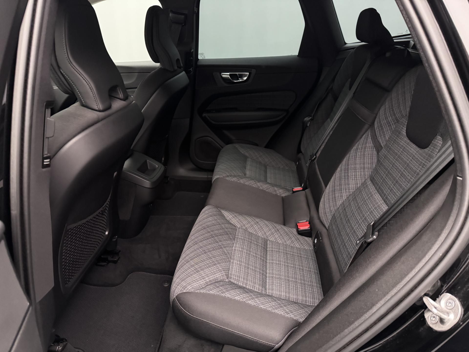 Volvo XC60, B5 AWD CORE AUT CZ 1.maj - fotka 6