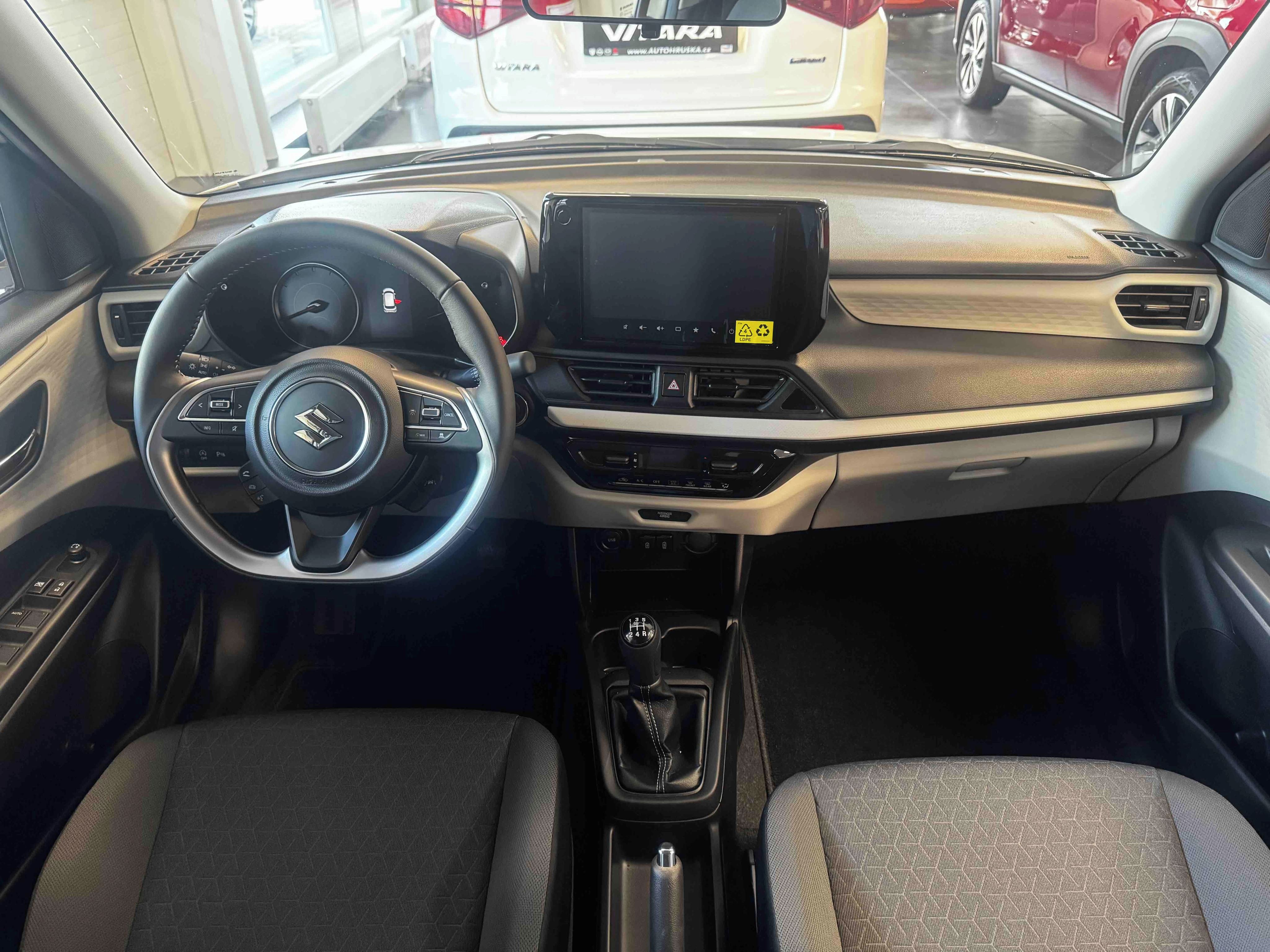 Suzuki Swift, 1,2 PREMIUM HYBRID CVT - fotka 3