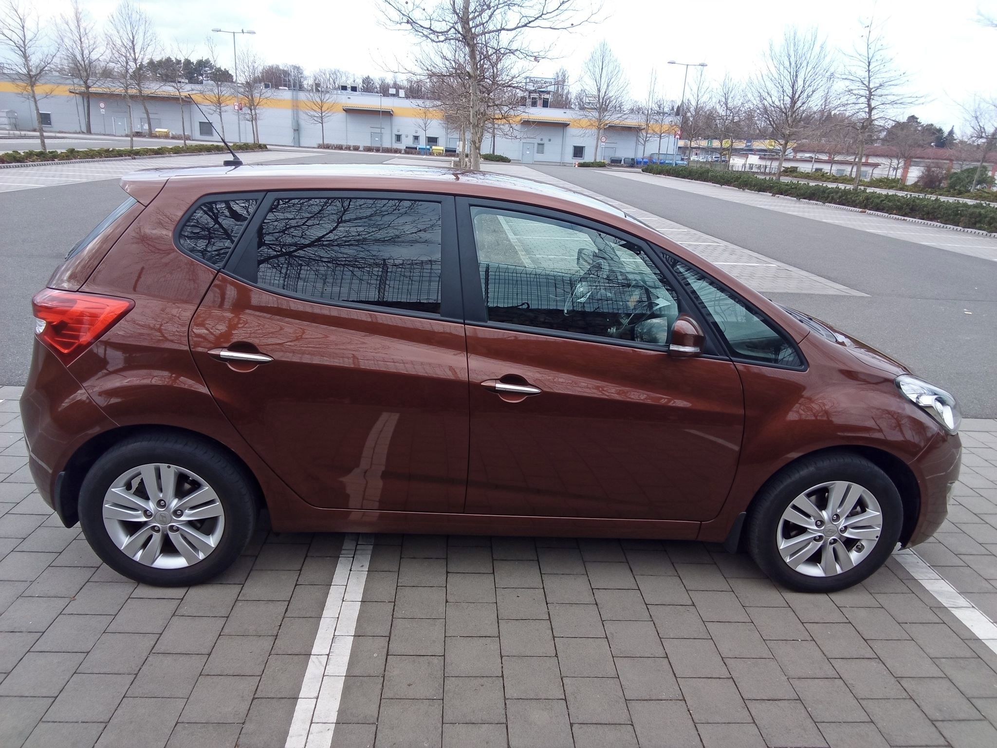Hyundai ix20, max. výbava Style + automat - fotka 4