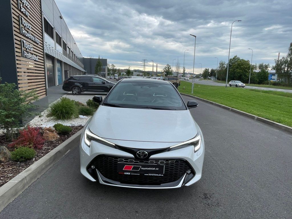 Toyota Corolla, 2.0 Hybrid GR SPORT - fotka 2