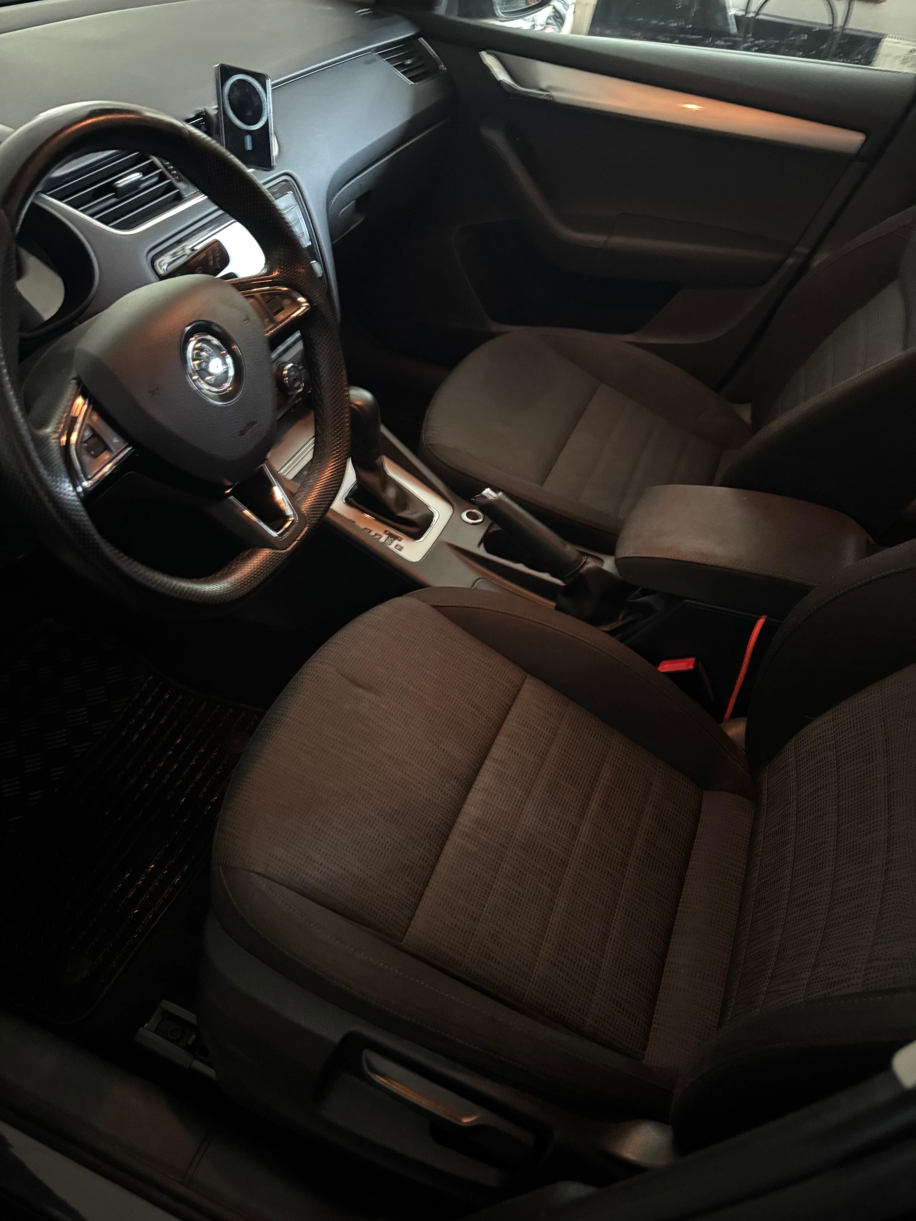 Škoda Octavia, 1.6 TDI - Servisováno - fotka 5