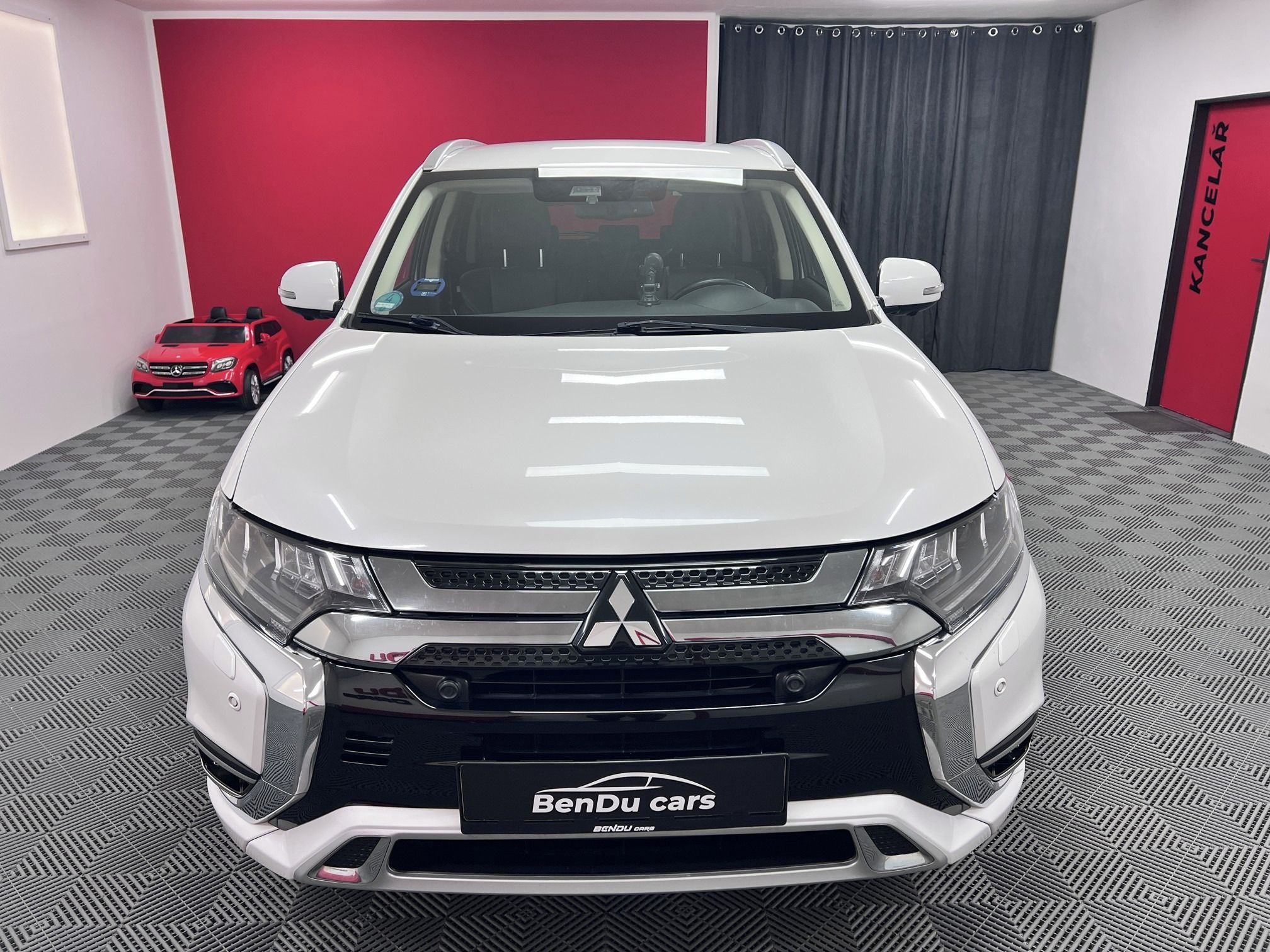 Mitsubishi Outlander, 2,4 PHEV 165 kW 4x4 - fotka 2
