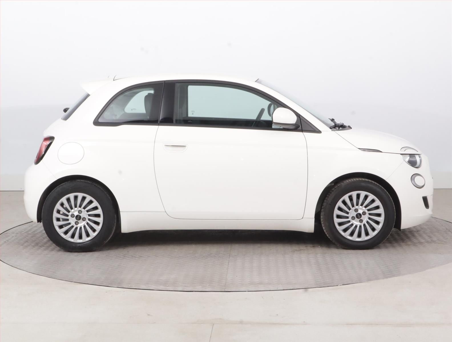 Fiat 500E, 42 kWh, SoH 93%, Automat - fotka 6