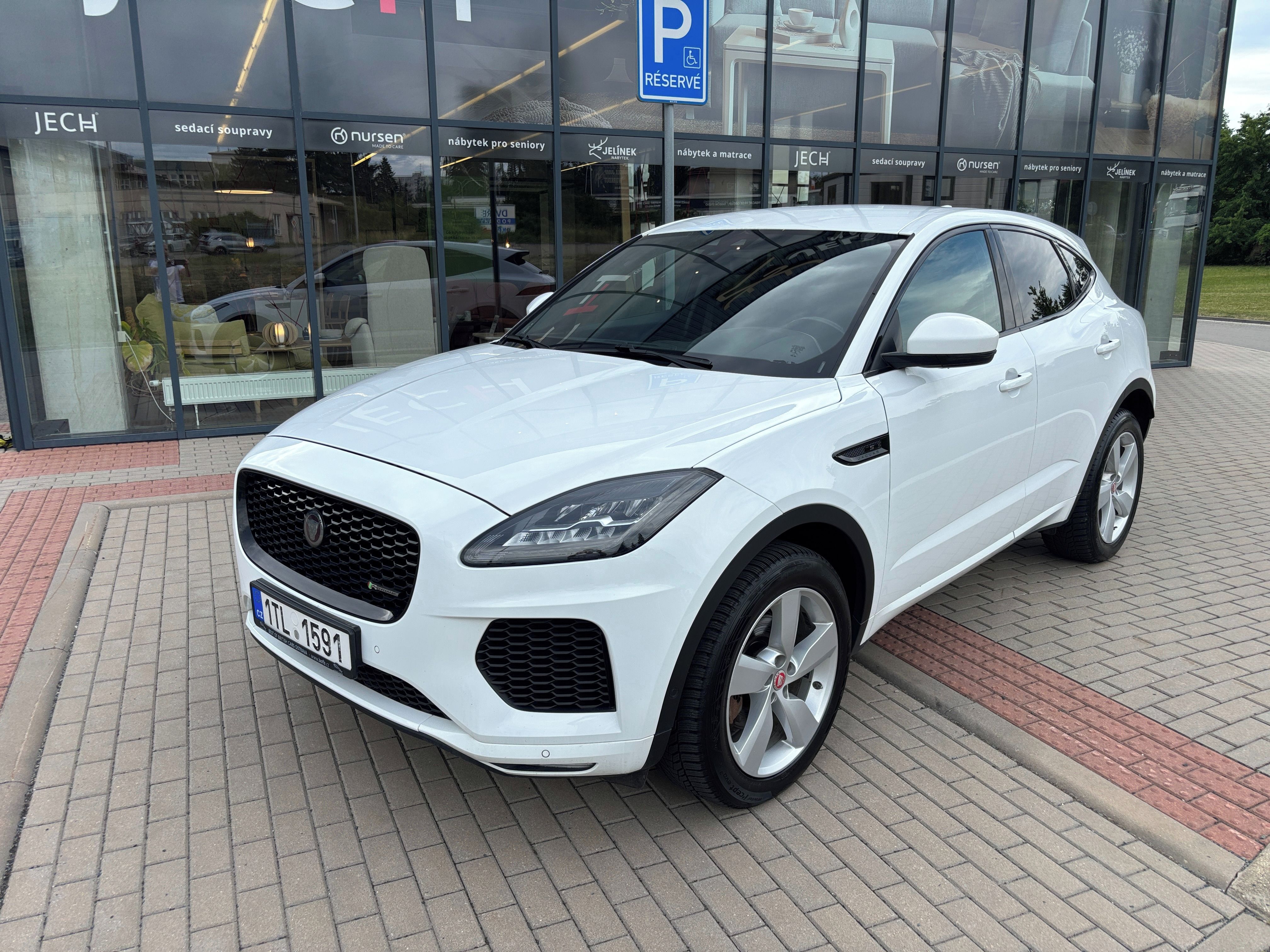 Jaguar E-Pace, 2.0D180 R-Dynamic S 4WD AT ČR - fotka 2