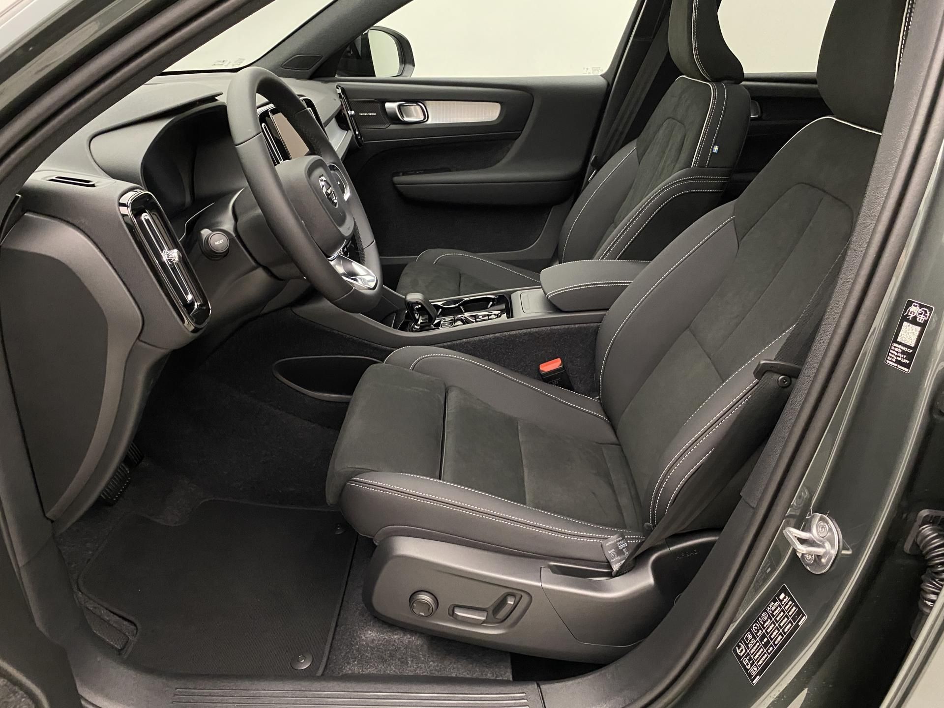 Volvo XC40, B3 AUT DARK ULTRA - fotka 3