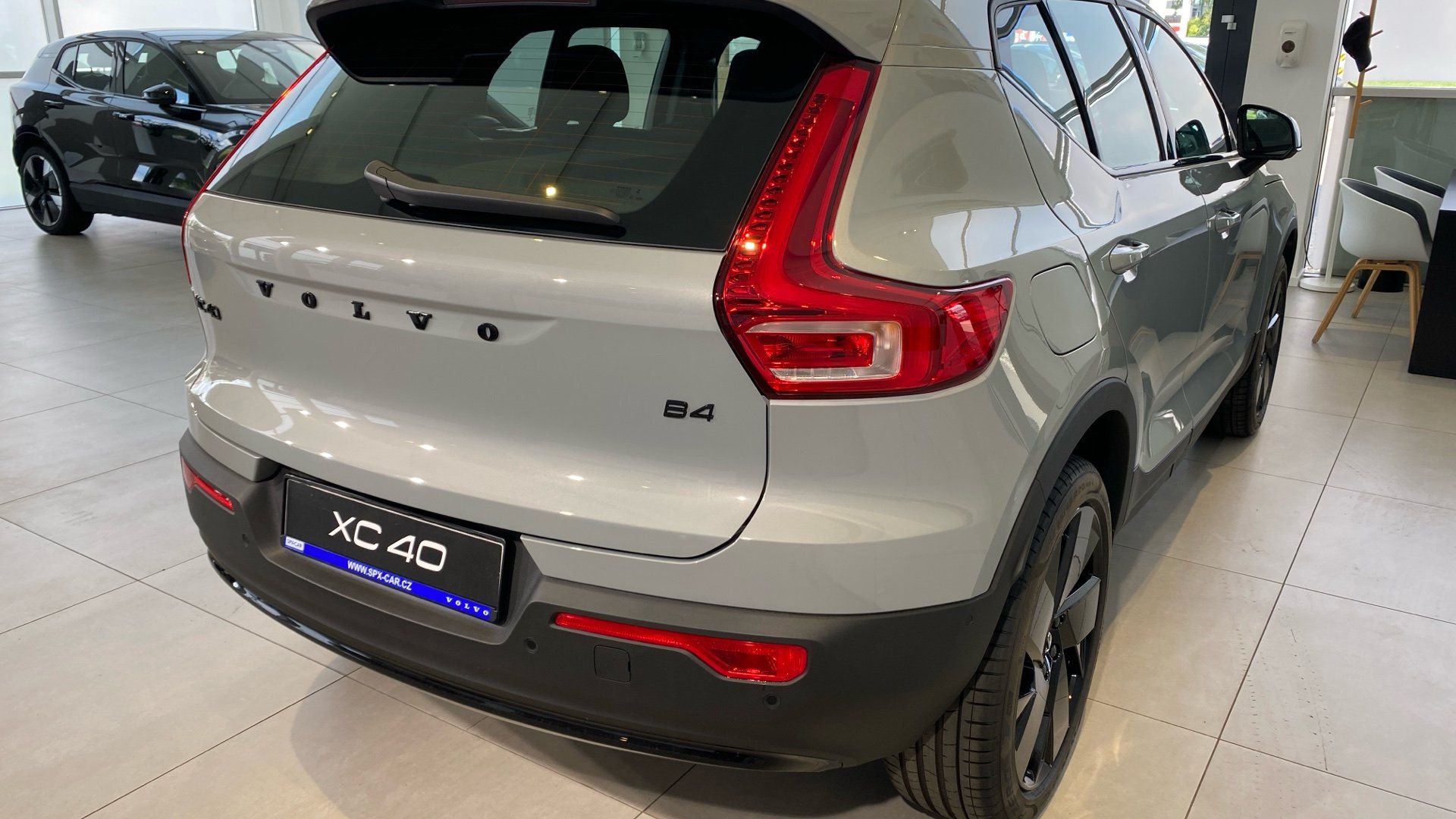 Volvo XC40, PLUS BLACK EDITION, B4 FWD, 14 - fotka 5