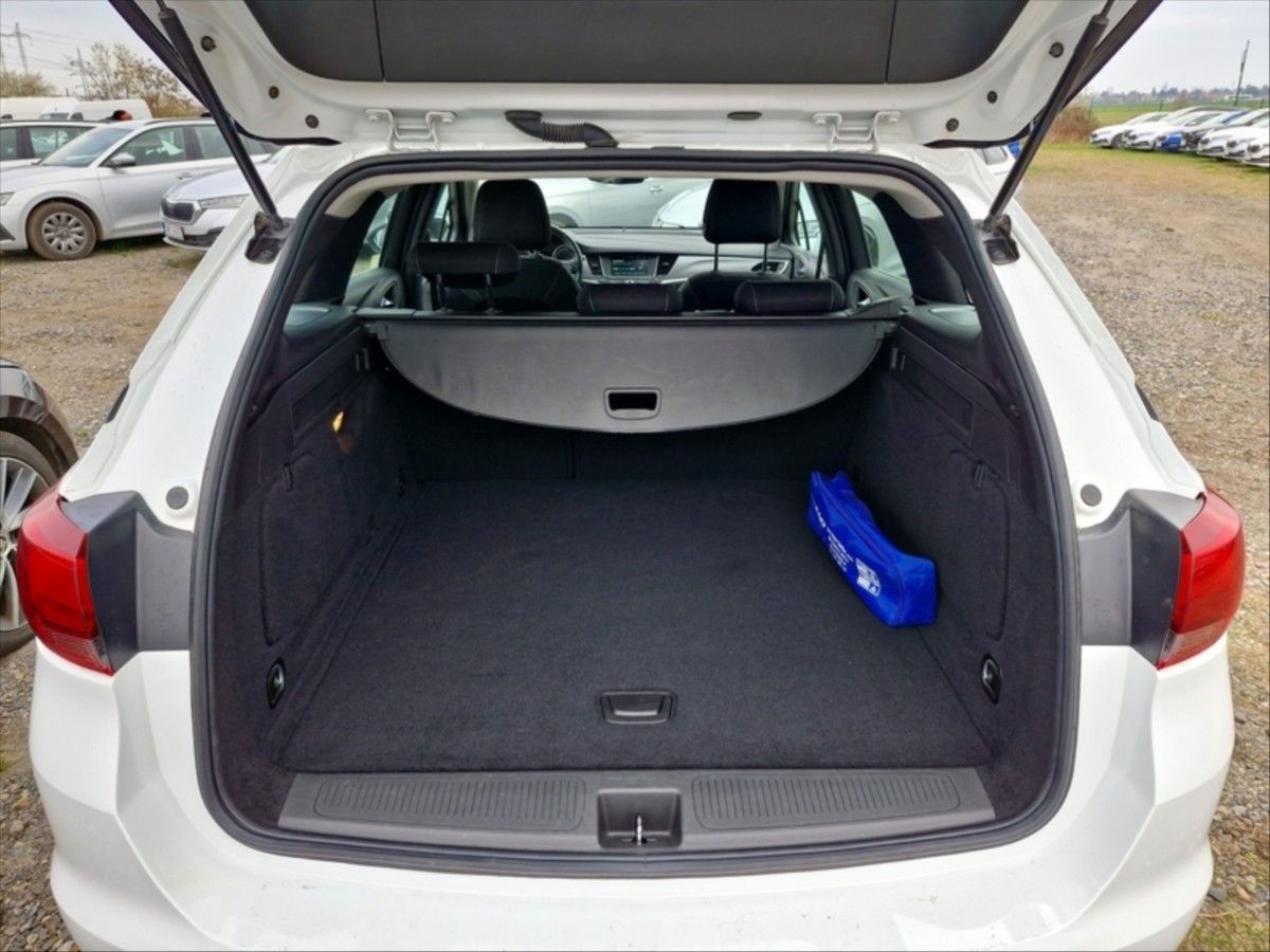 Opel Astra, 1,5 CDTi kombi 77KW - fotka 5