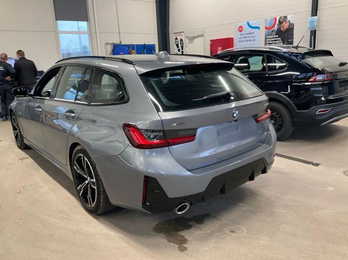 BMW Řada 3, 330i xDrive Touring - fotka 2