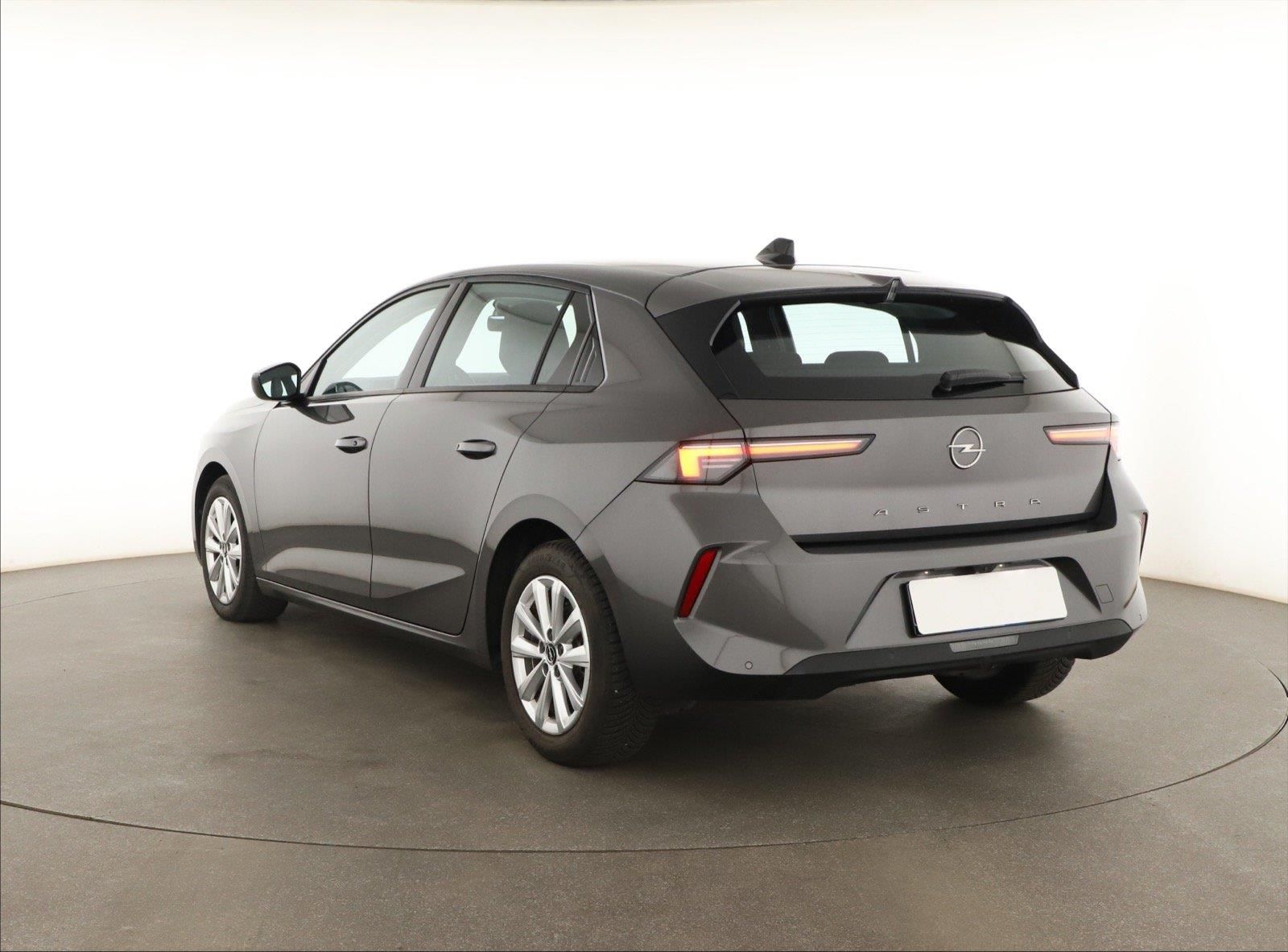 Opel Astra, 1.2 Turbo, Edition, Navi - fotka 4